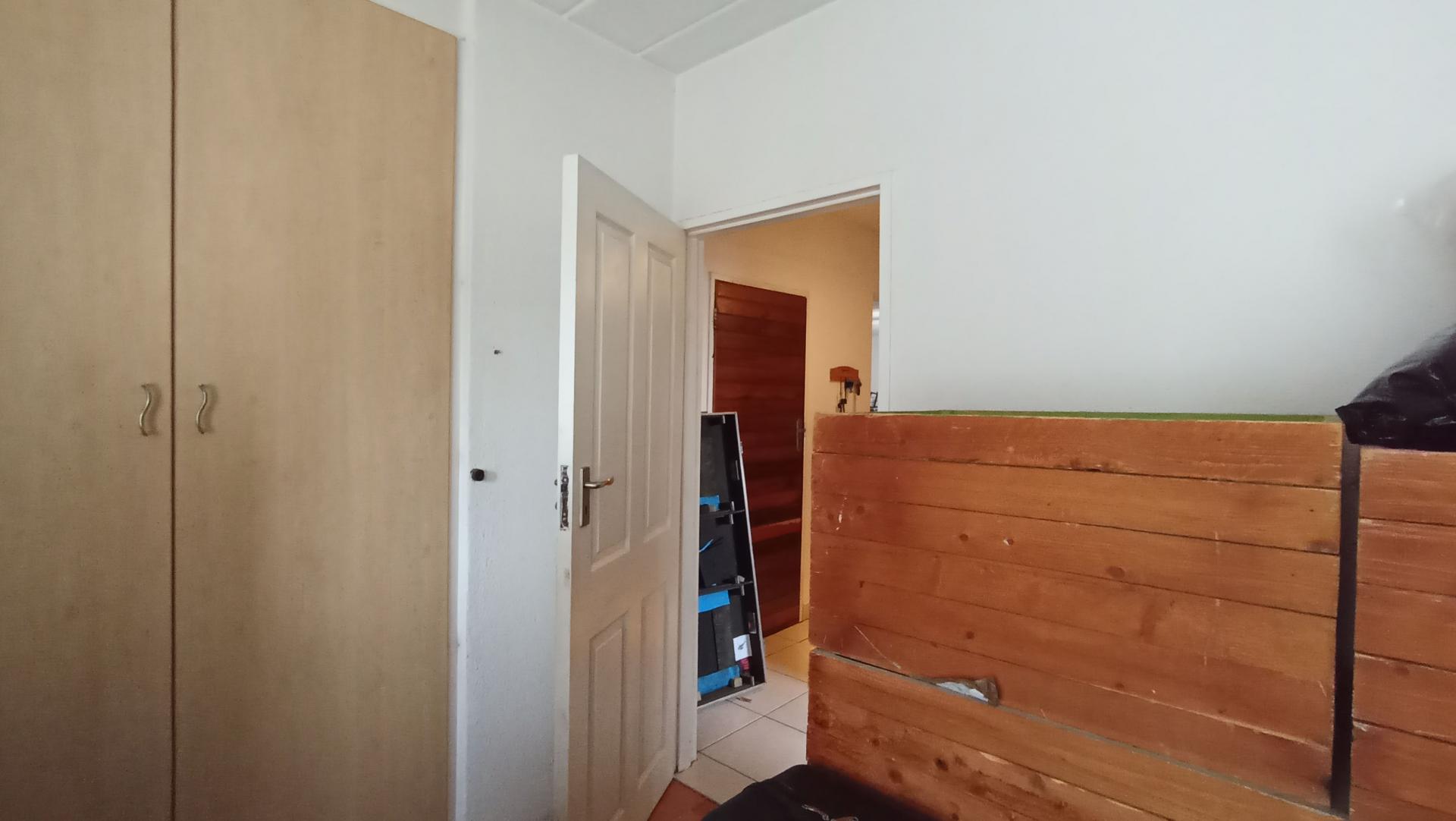 Bed Room 1 - 15 square meters of property in Melville