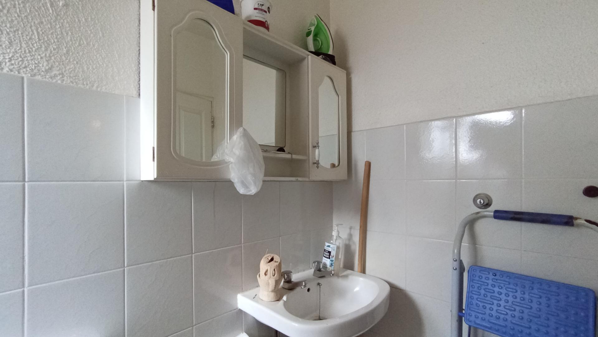 Main Bathroom - 6 square meters of property in Melville