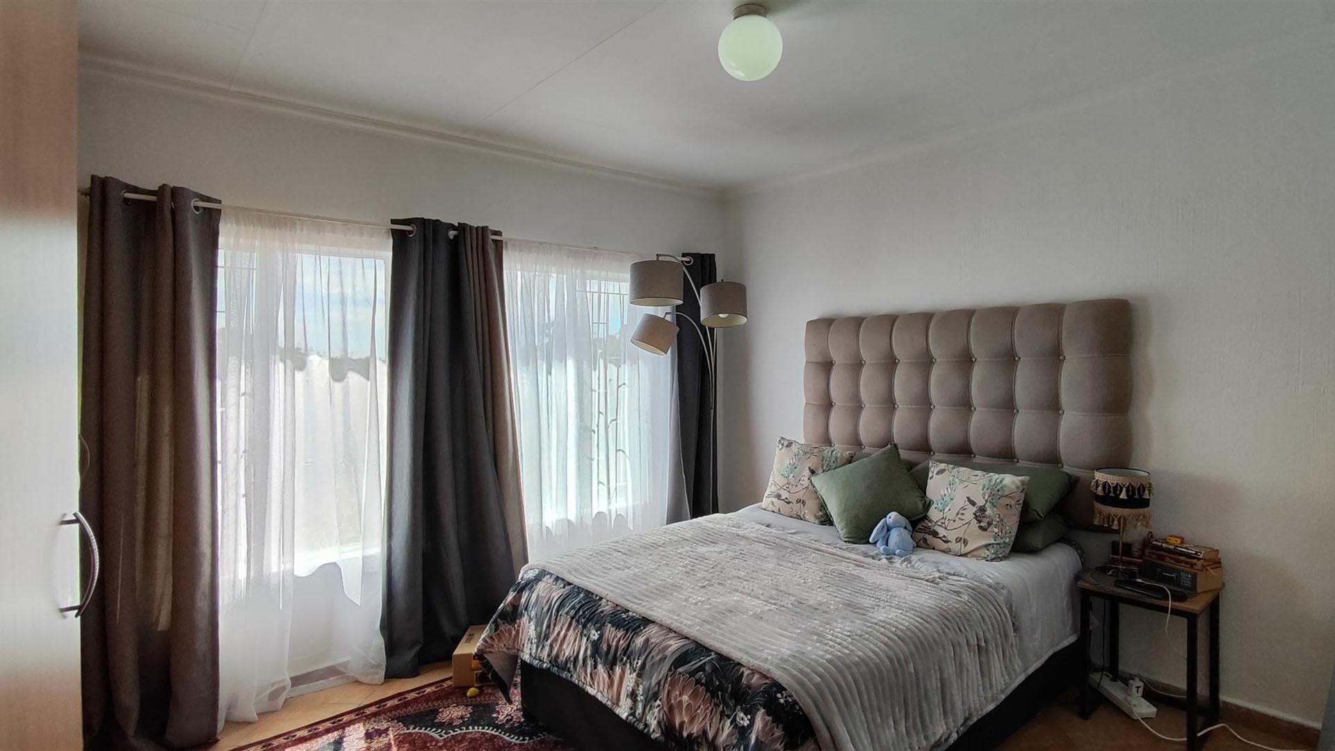 Main Bedroom - 14 square meters of property in Dalpark