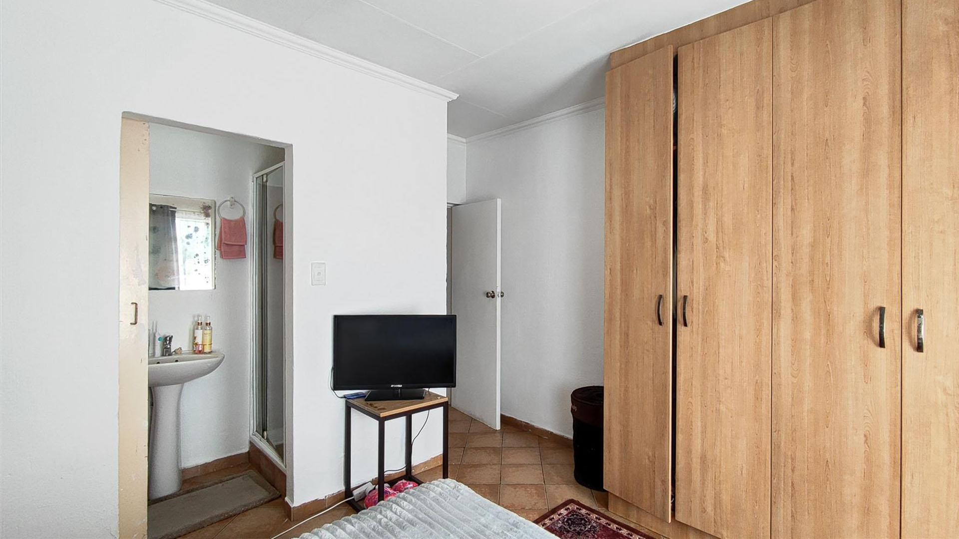 Main Bedroom - 14 square meters of property in Dalpark