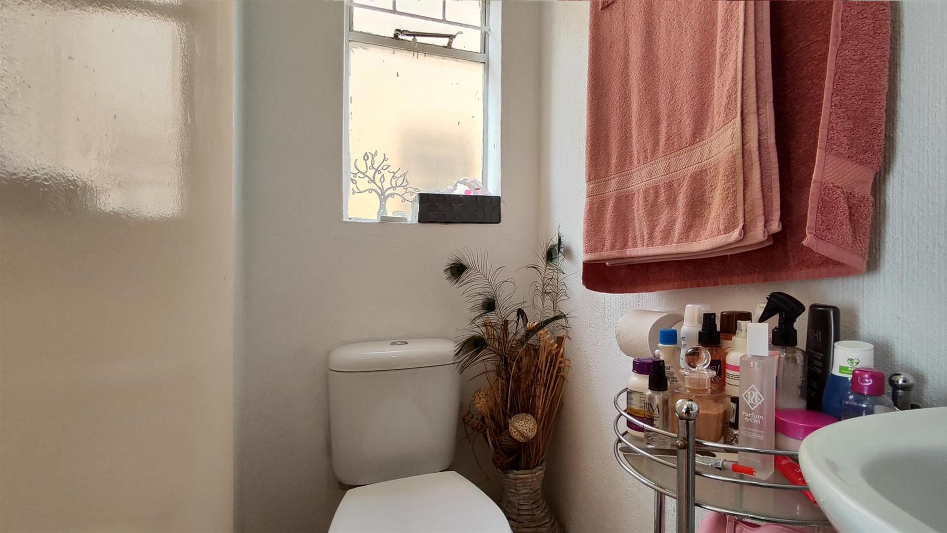 Main Bathroom - 3 square meters of property in Dalpark