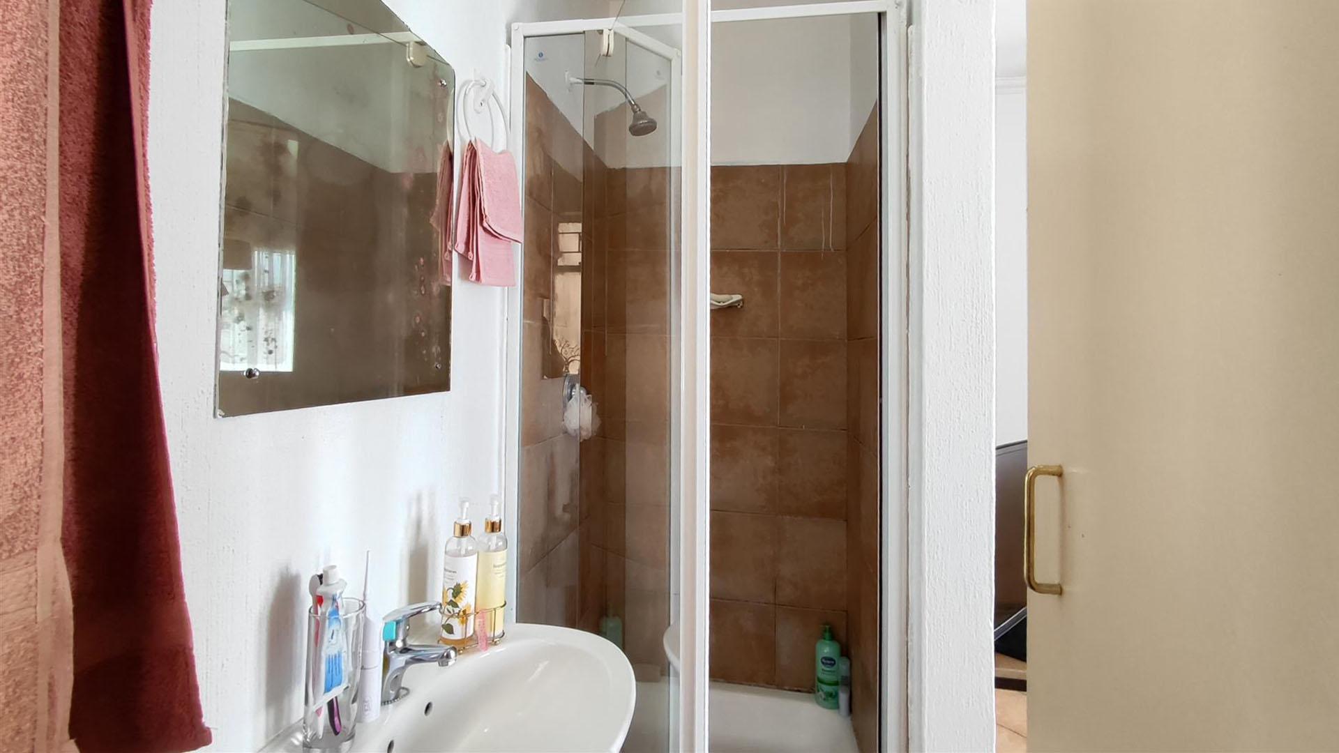Main Bathroom - 3 square meters of property in Dalpark