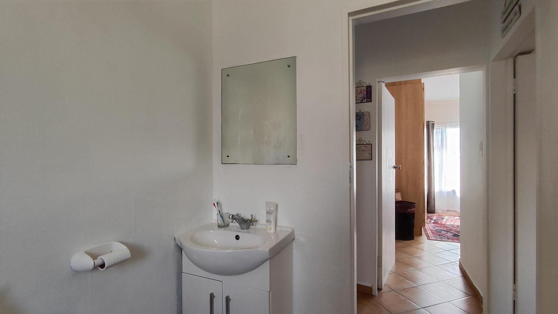 Bathroom 1 - 4 square meters of property in Dalpark