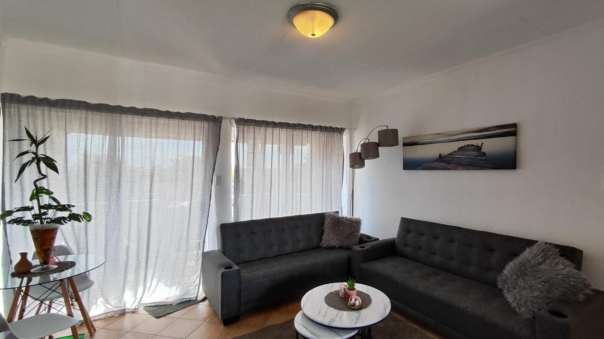 Lounges - 18 square meters of property in Dalpark