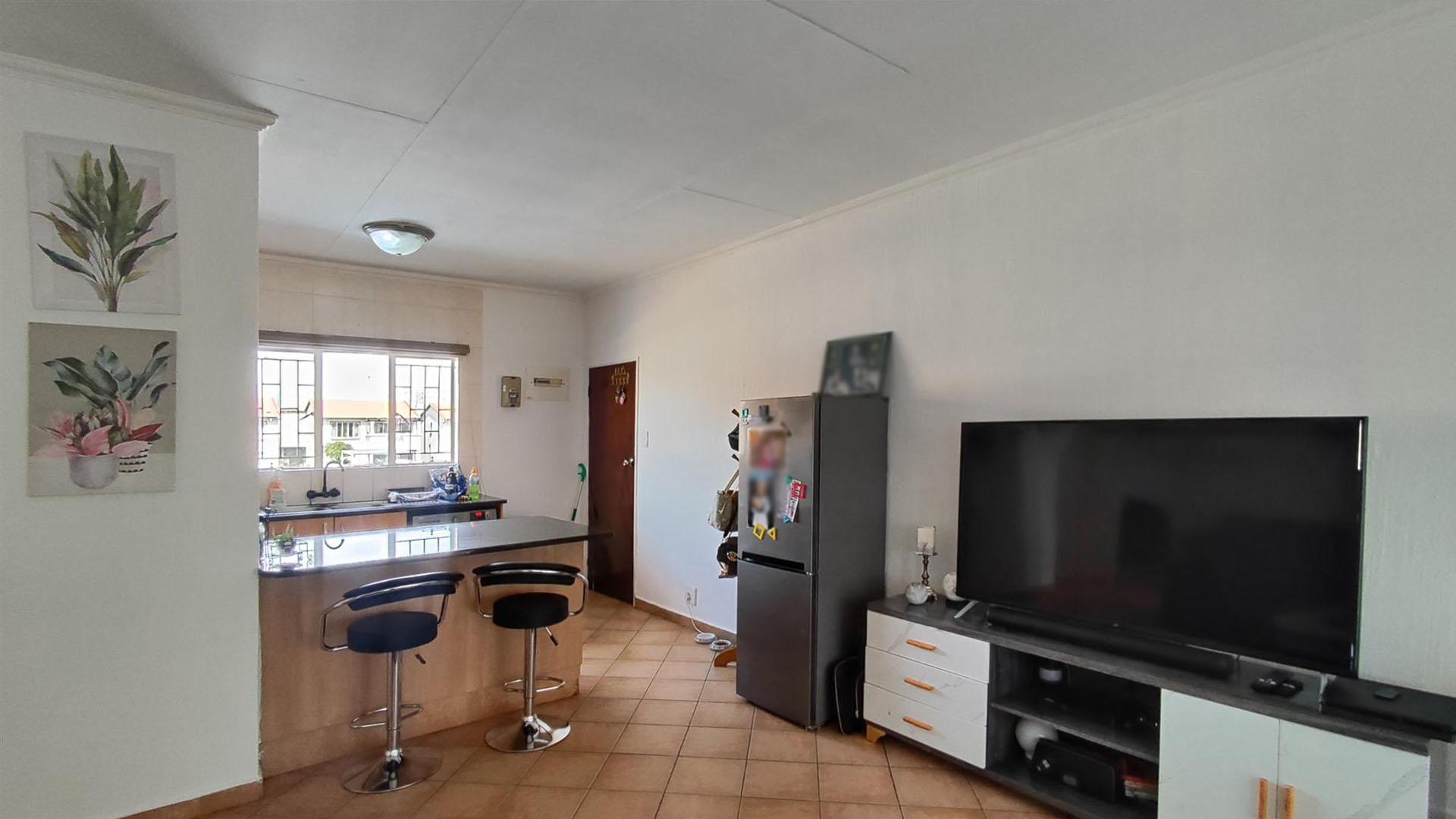 Lounges - 18 square meters of property in Dalpark