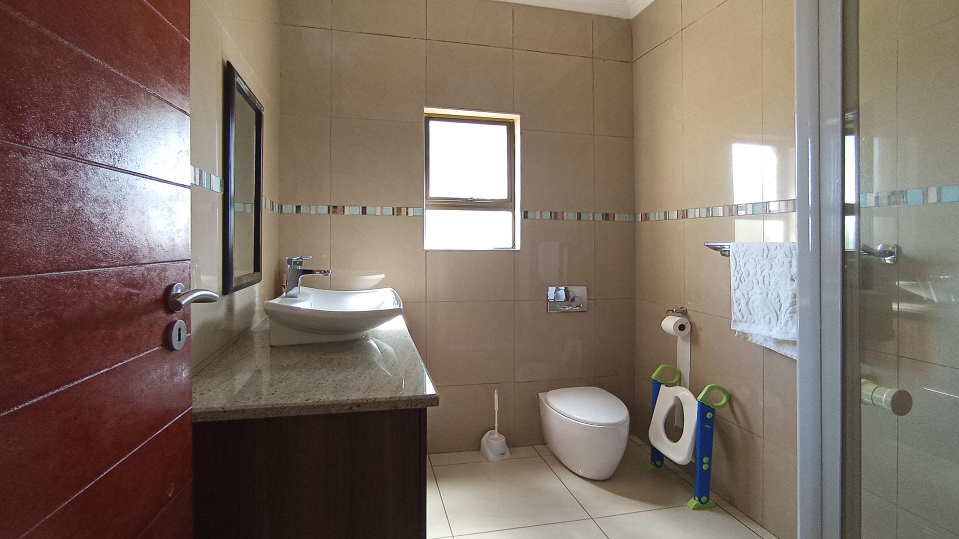 Bathroom 1 - 6 square meters of property in Blue Valley Golf Estate