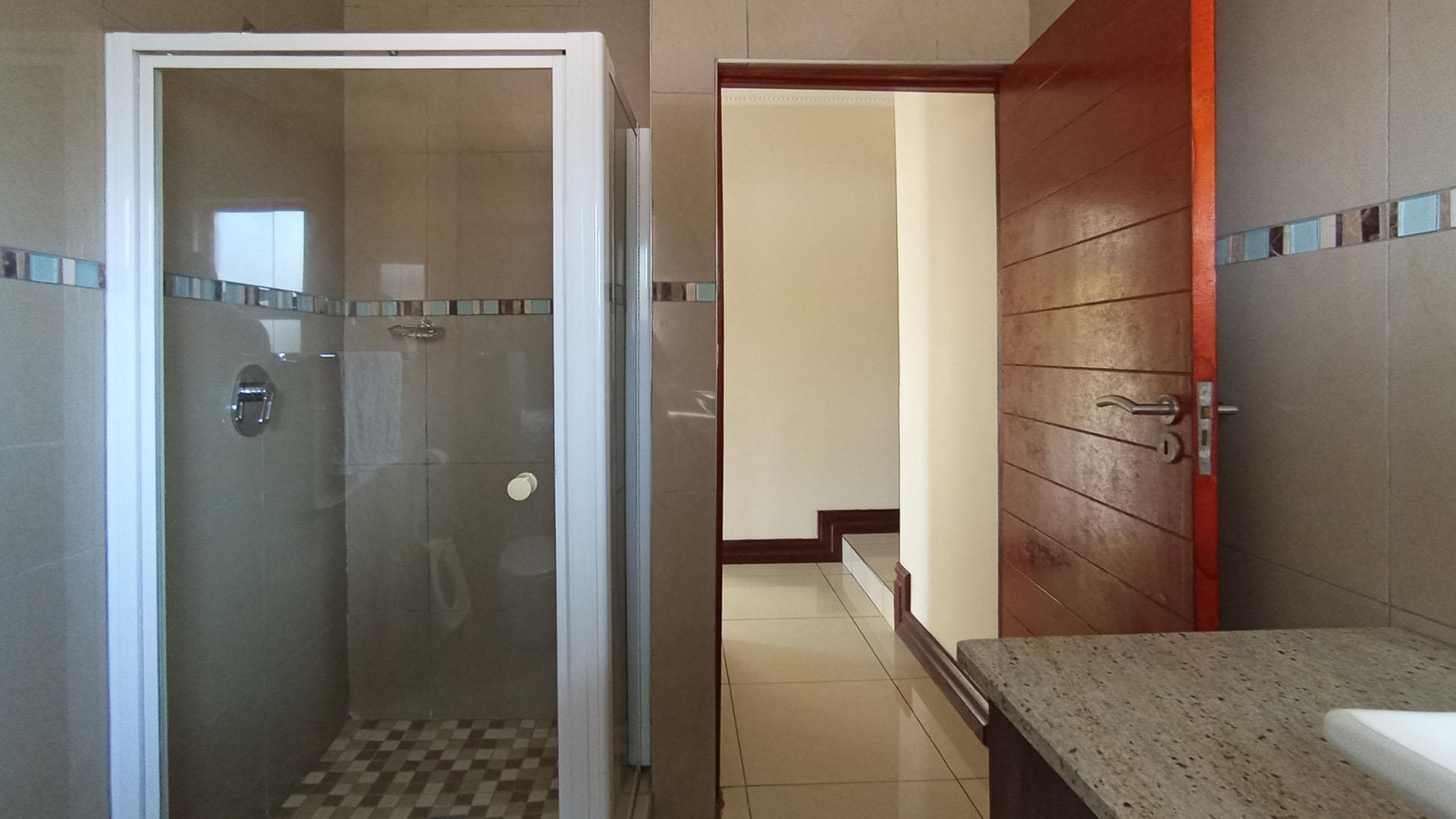 Bathroom 1 - 6 square meters of property in Blue Valley Golf Estate