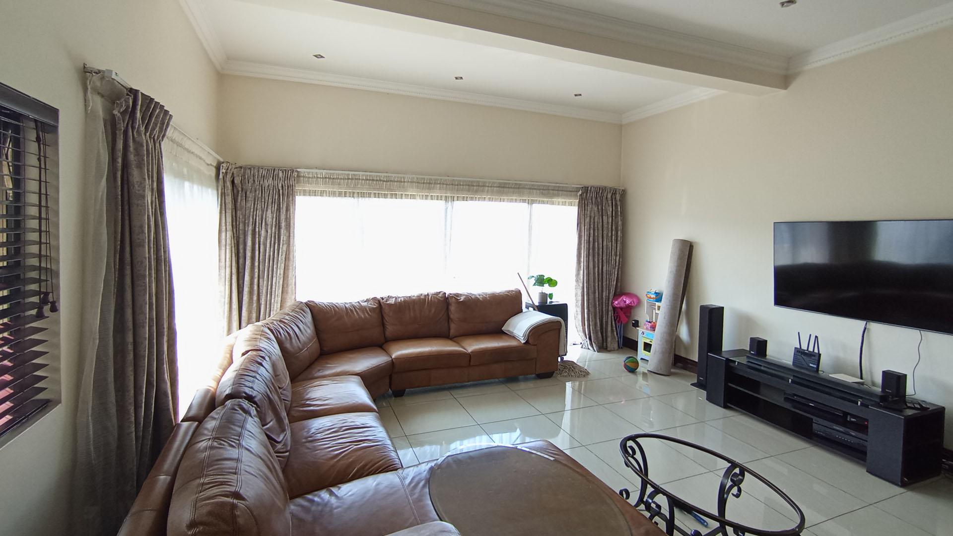 Lounges - 41 square meters of property in Blue Valley Golf Estate