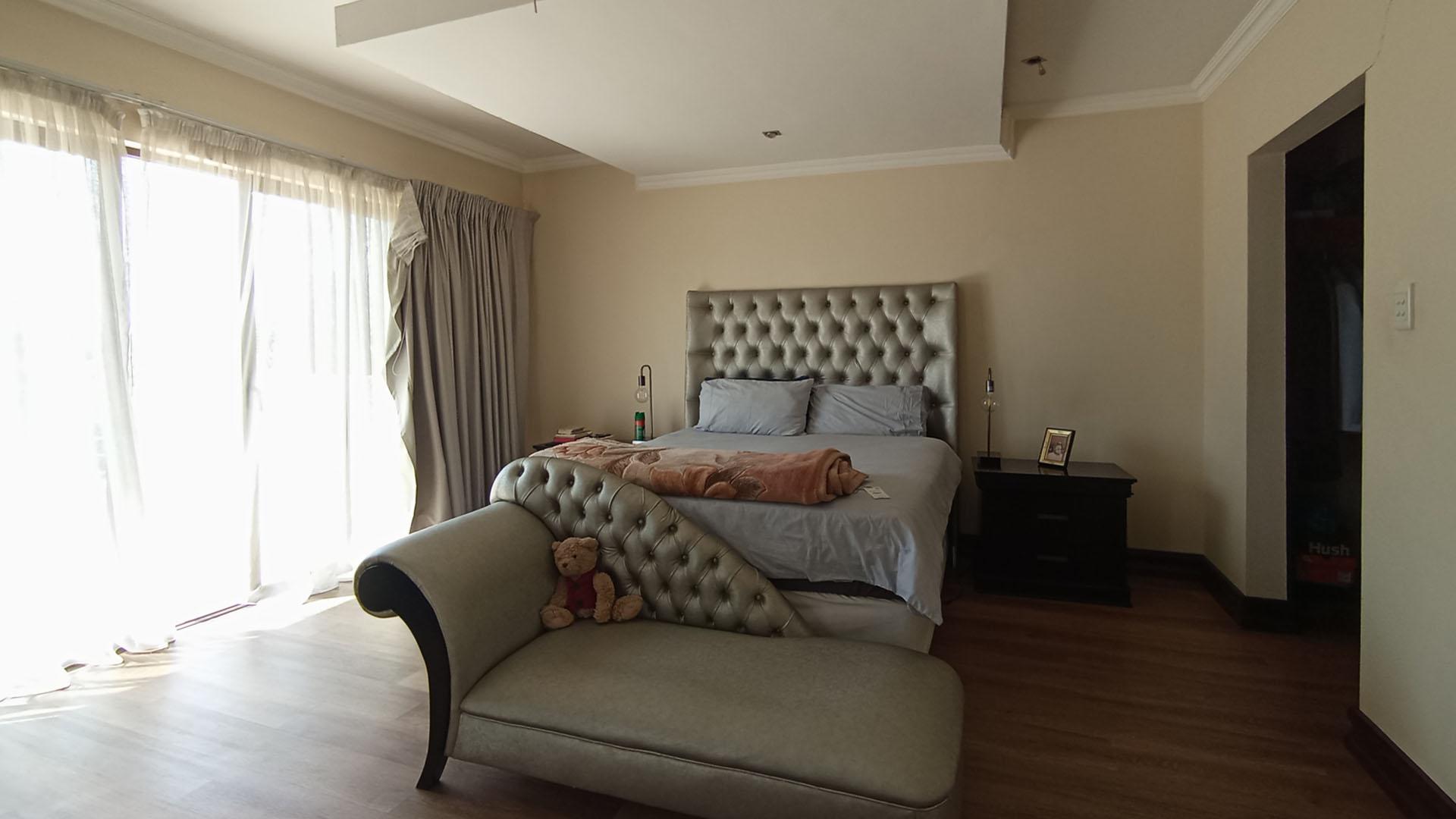Main Bedroom - 35 square meters of property in Blue Valley Golf Estate