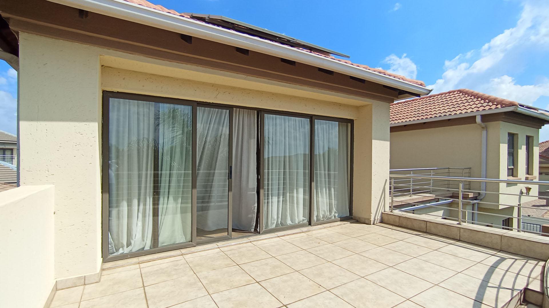 Balcony - 43 square meters of property in Blue Valley Golf Estate