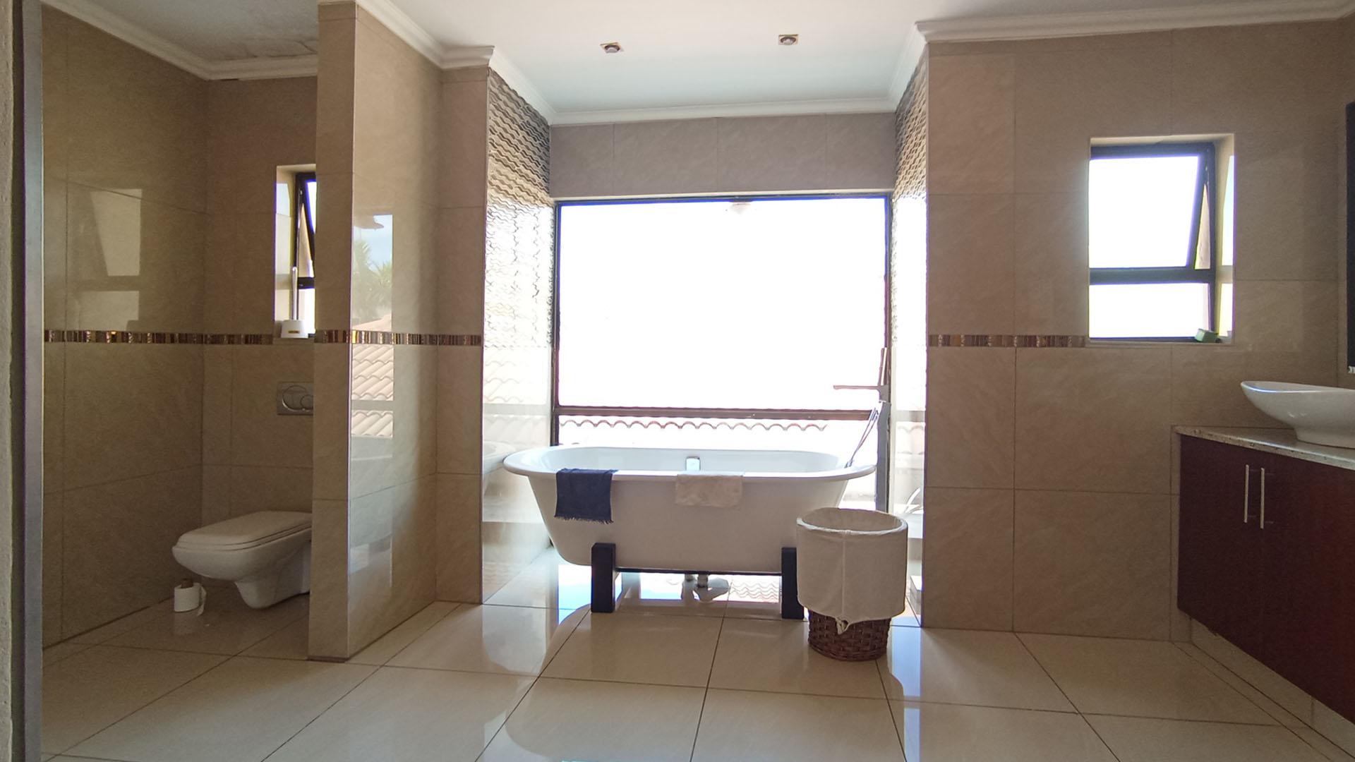 Main Bathroom - 18 square meters of property in Blue Valley Golf Estate