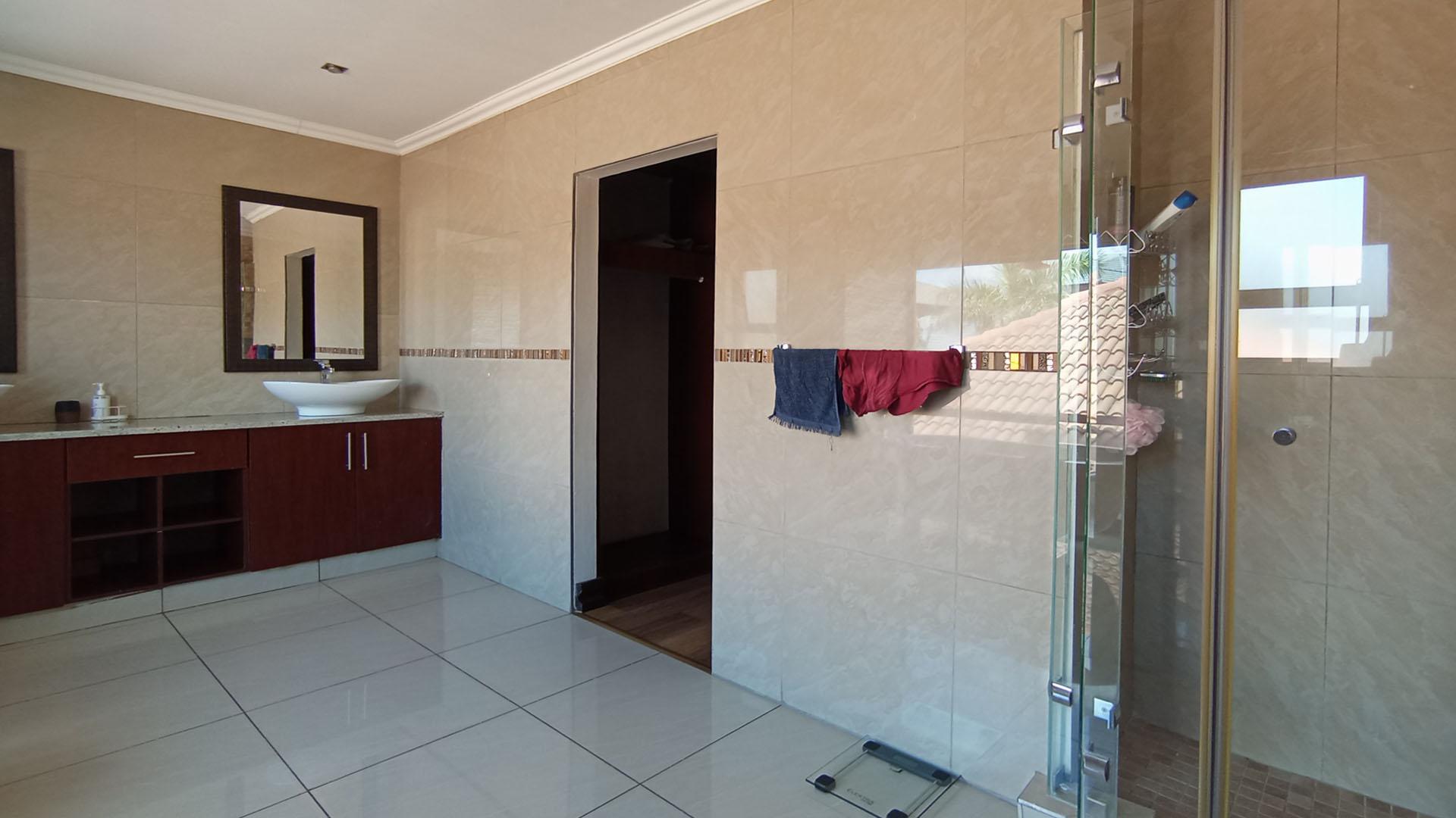 Main Bathroom - 18 square meters of property in Blue Valley Golf Estate