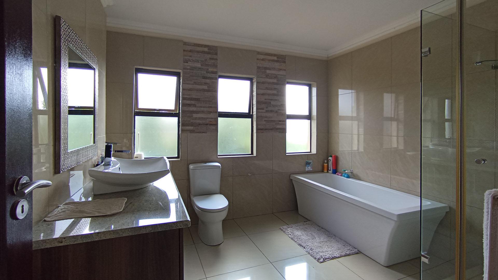 Bathroom 2 - 12 square meters of property in Blue Valley Golf Estate