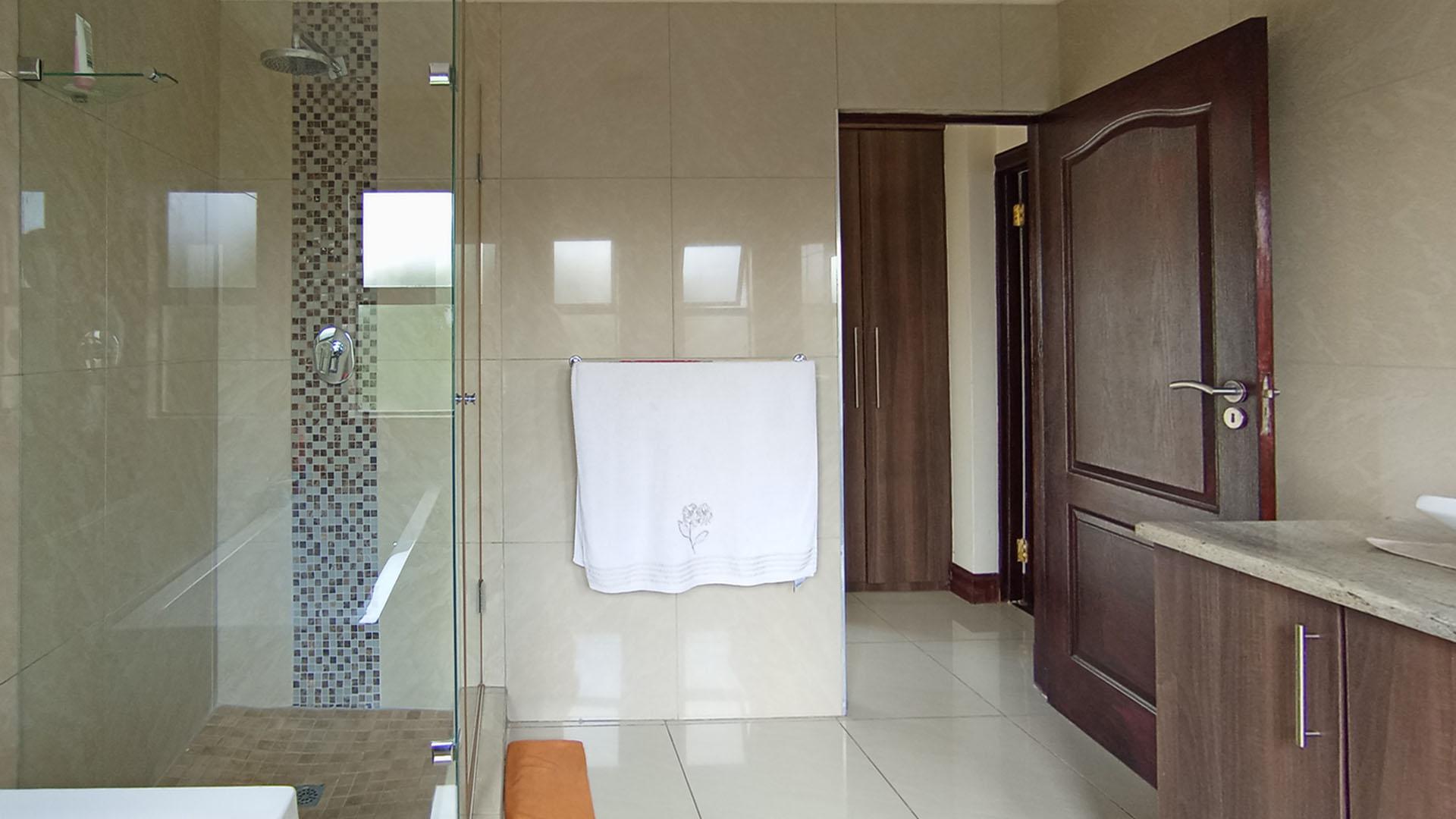 Bathroom 2 - 12 square meters of property in Blue Valley Golf Estate