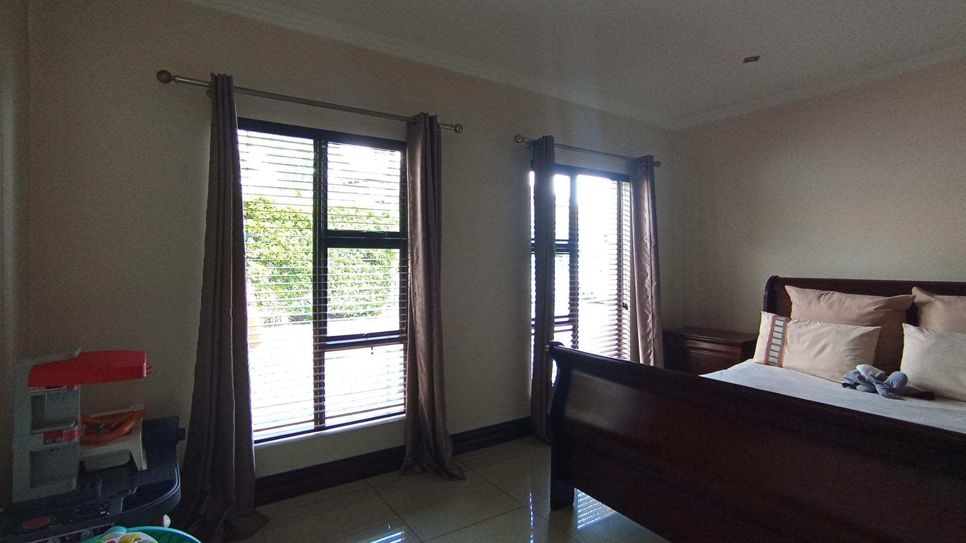 Bed Room 1 - 19 square meters of property in Blue Valley Golf Estate