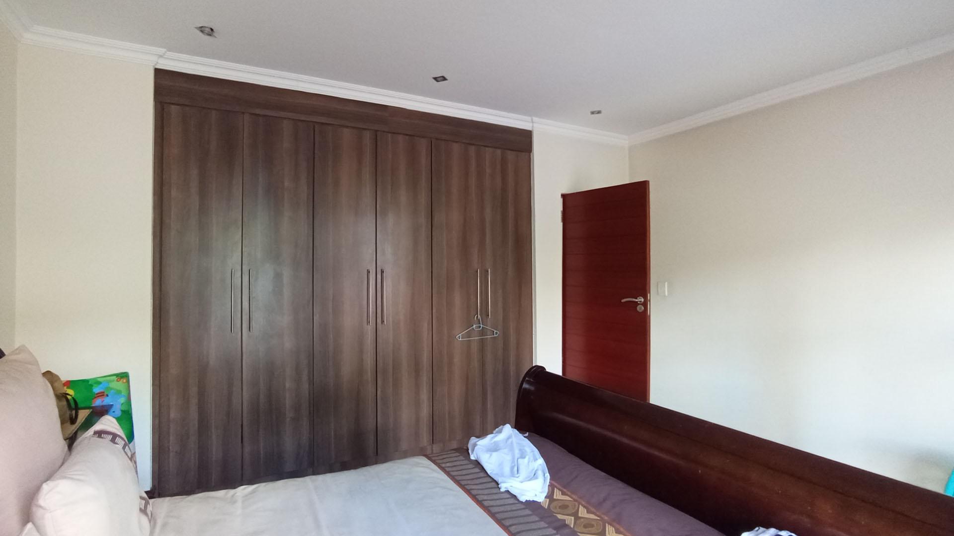 Bed Room 1 - 19 square meters of property in Blue Valley Golf Estate