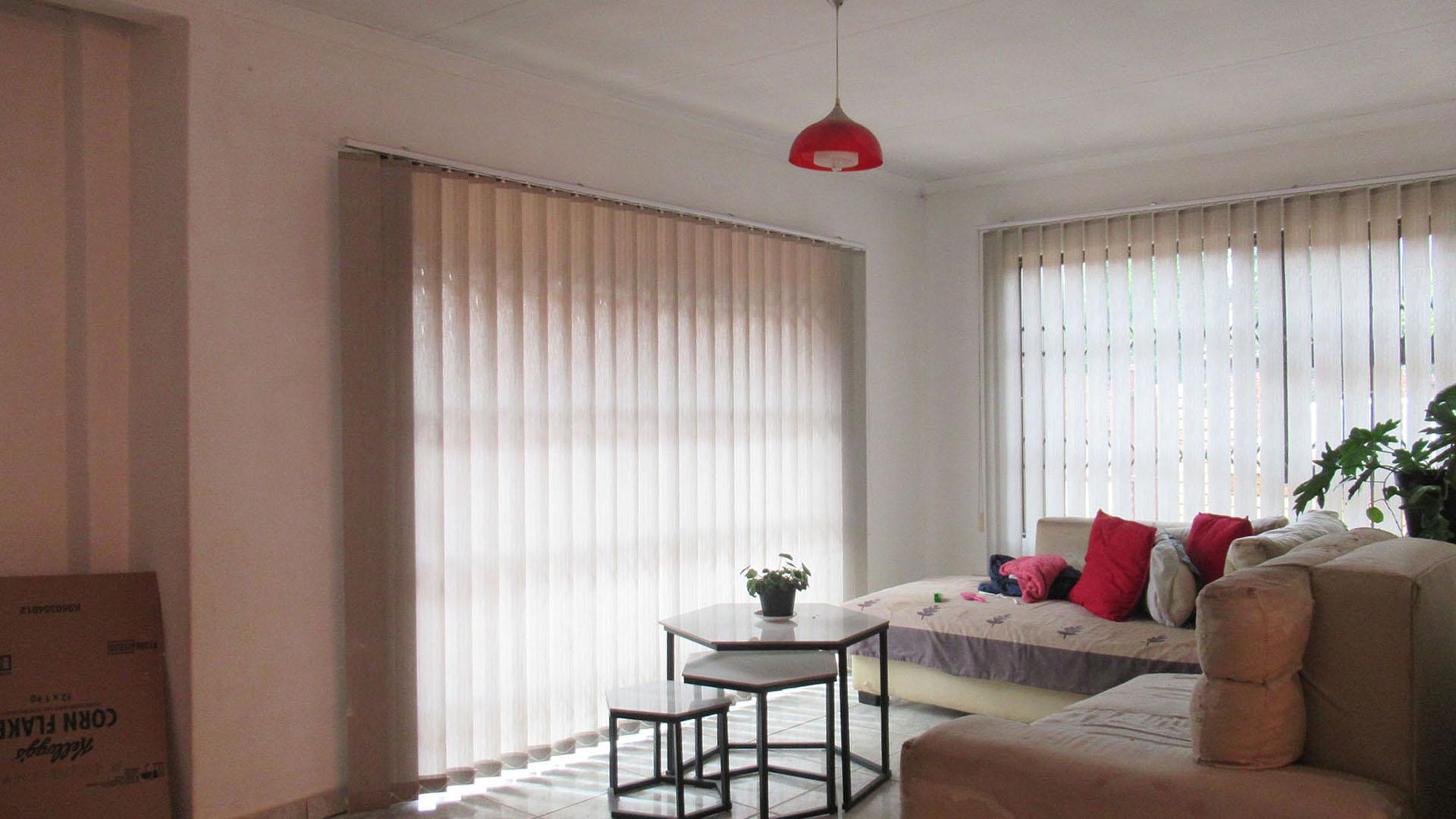 Lounges - 17 square meters of property in Protea South