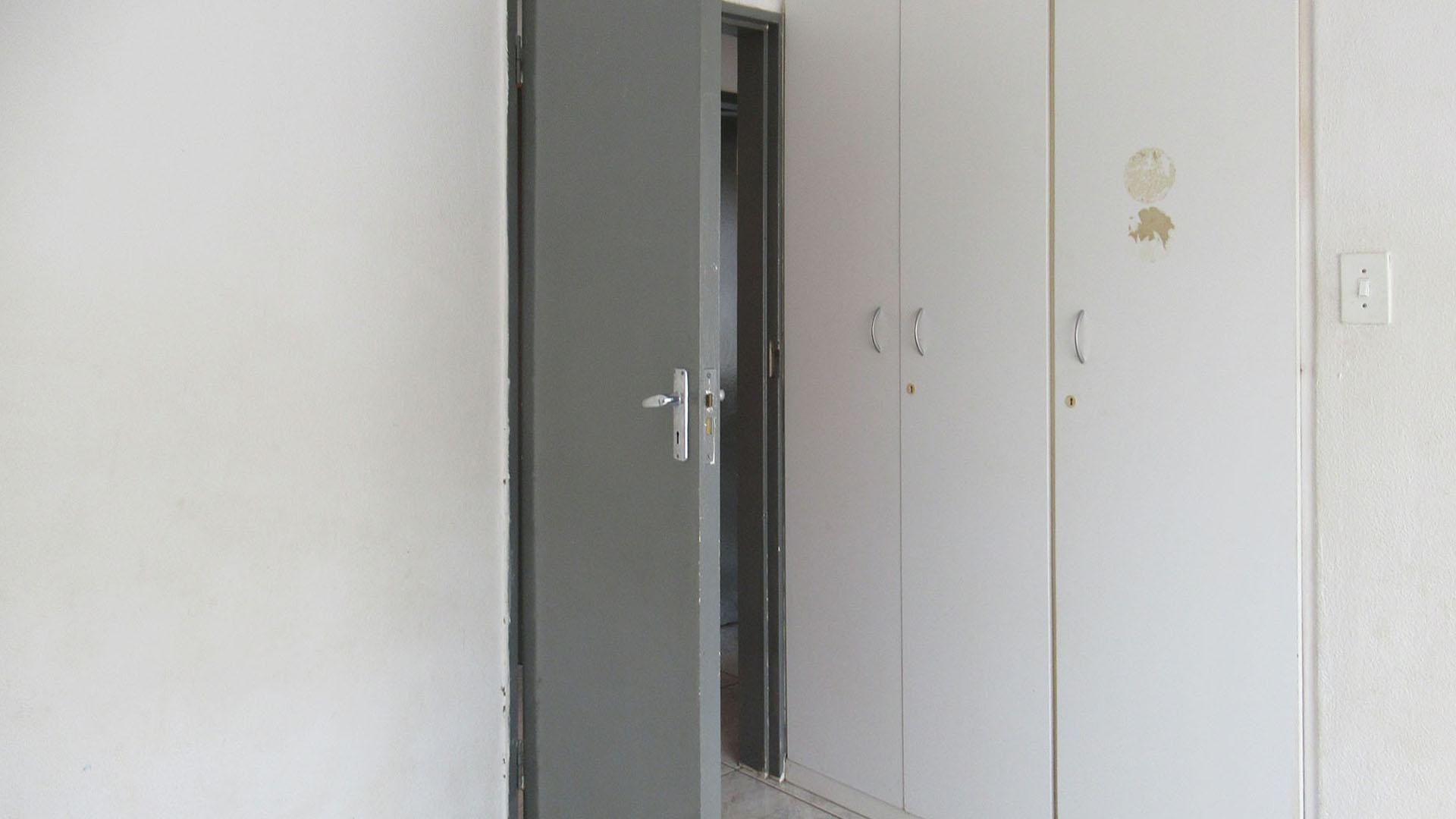 Bed Room 1 - 9 square meters of property in Protea South