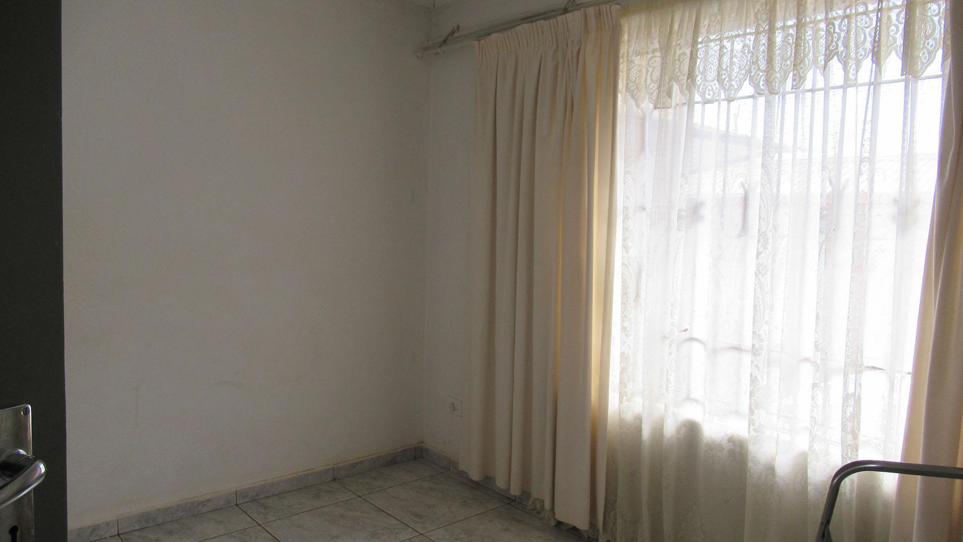 Bed Room 2 - 13 square meters of property in Protea South