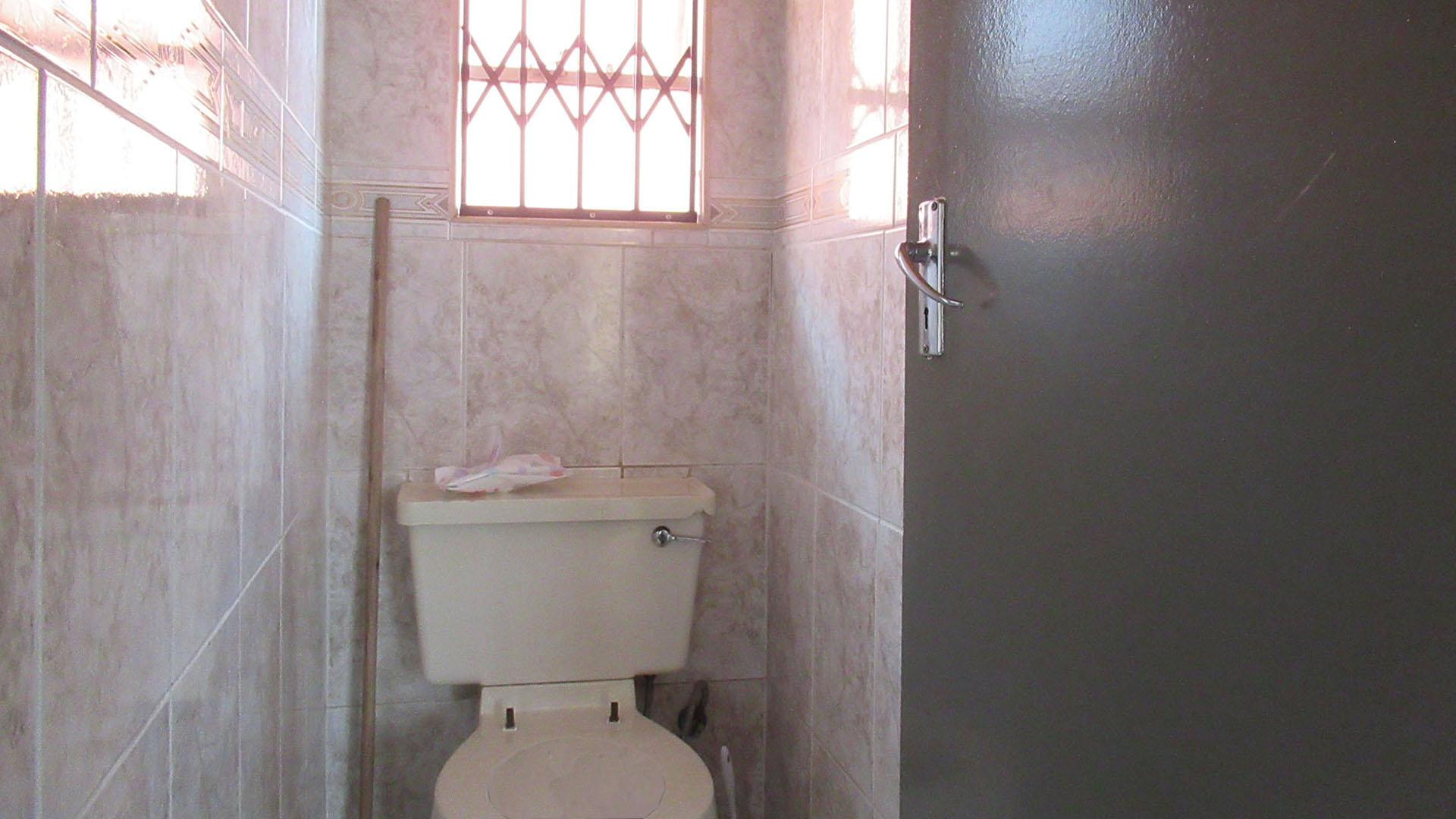 Bathroom 1 - 2 square meters of property in Protea South