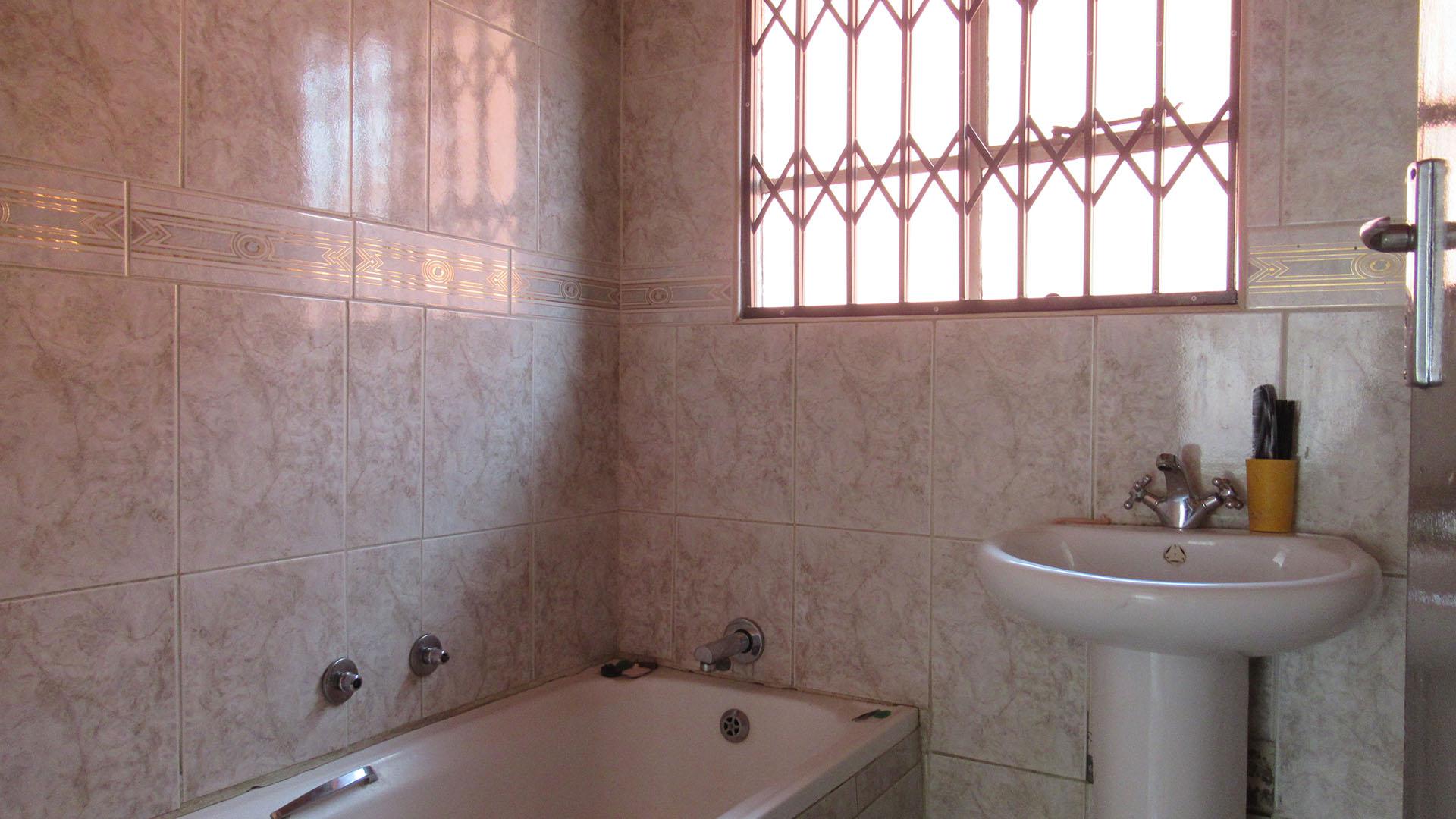 Bathroom 2 - 3 square meters of property in Protea South