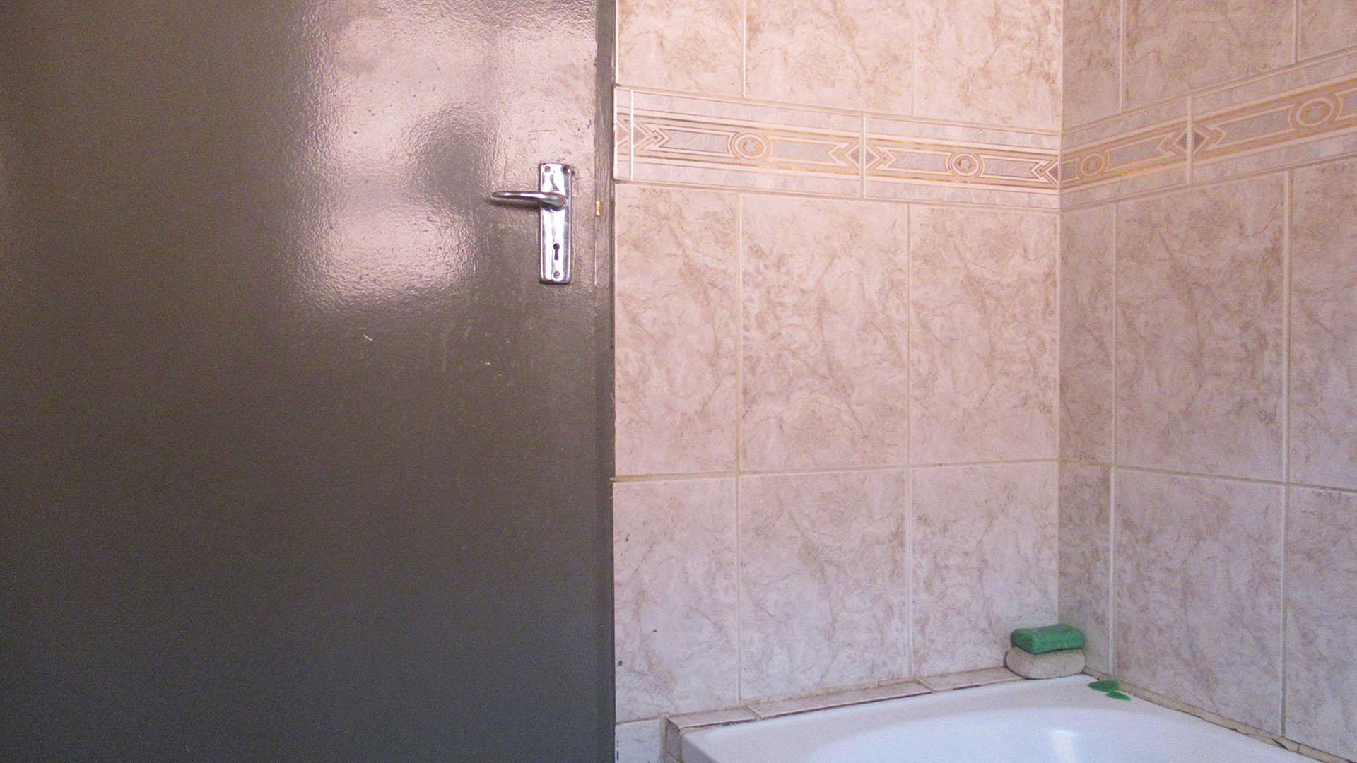 Bathroom 2 - 3 square meters of property in Protea South