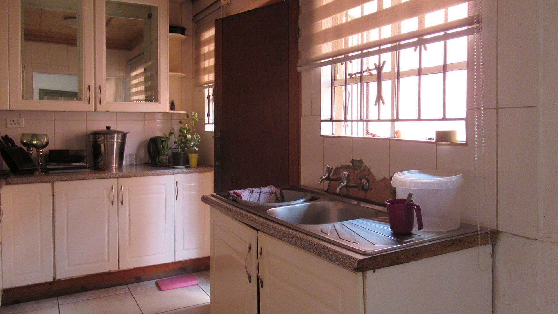 Kitchen - 8 square meters of property in Protea South