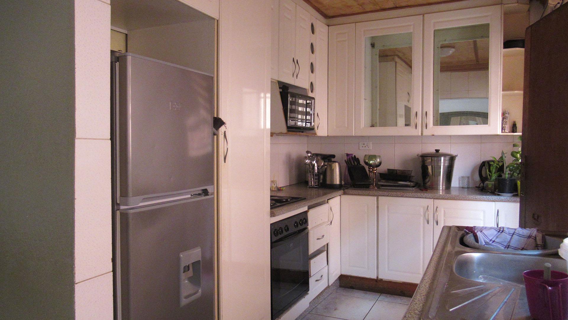 Kitchen - 8 square meters of property in Protea South