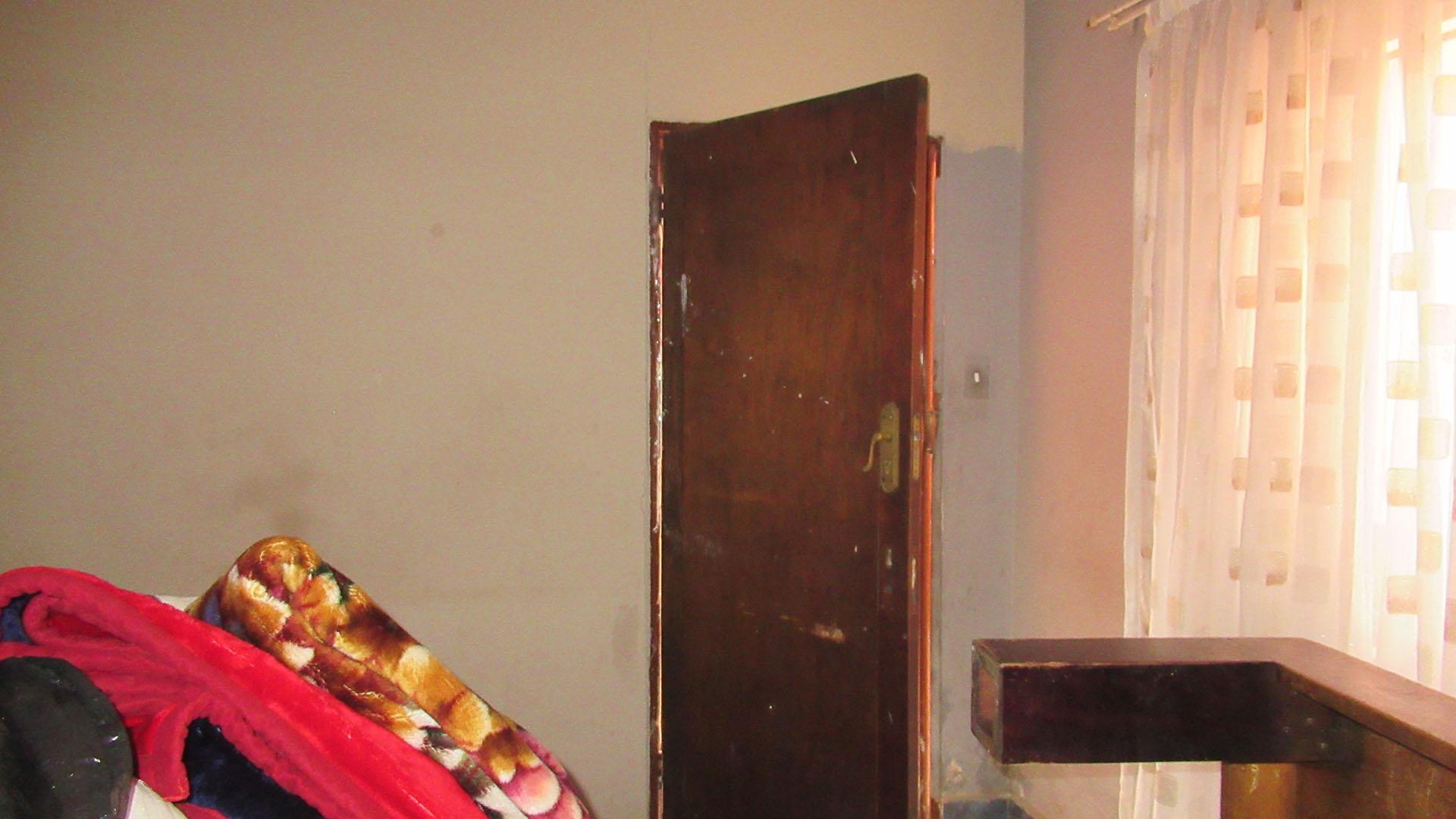 Bed Room 4 - 11 square meters of property in Protea South