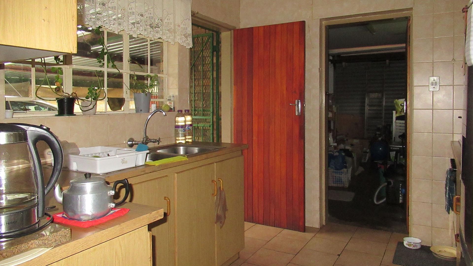 Kitchen - 8 square meters of property in Eikepark