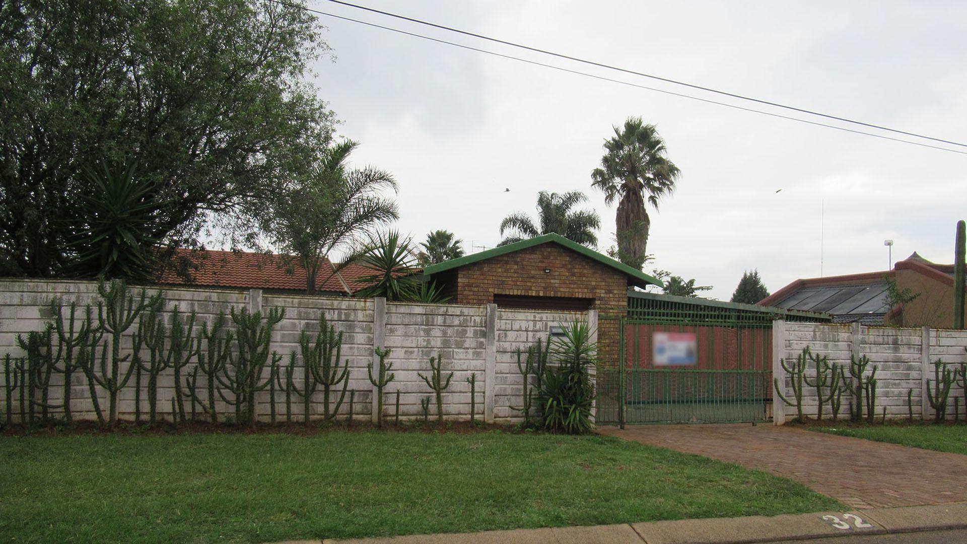Front View of property in Eikepark