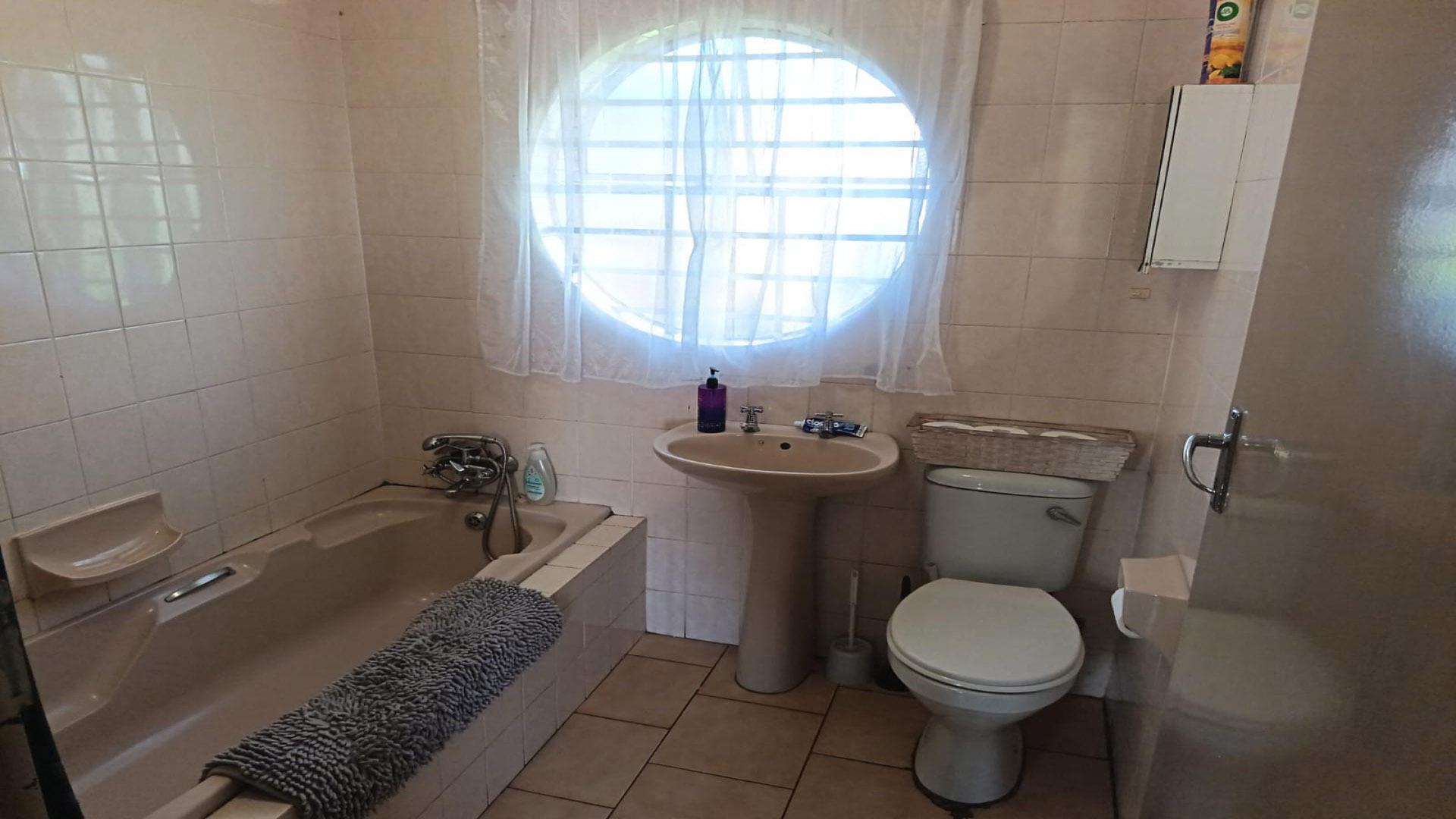 Bathroom 1 - 5 square meters of property in Eikepark