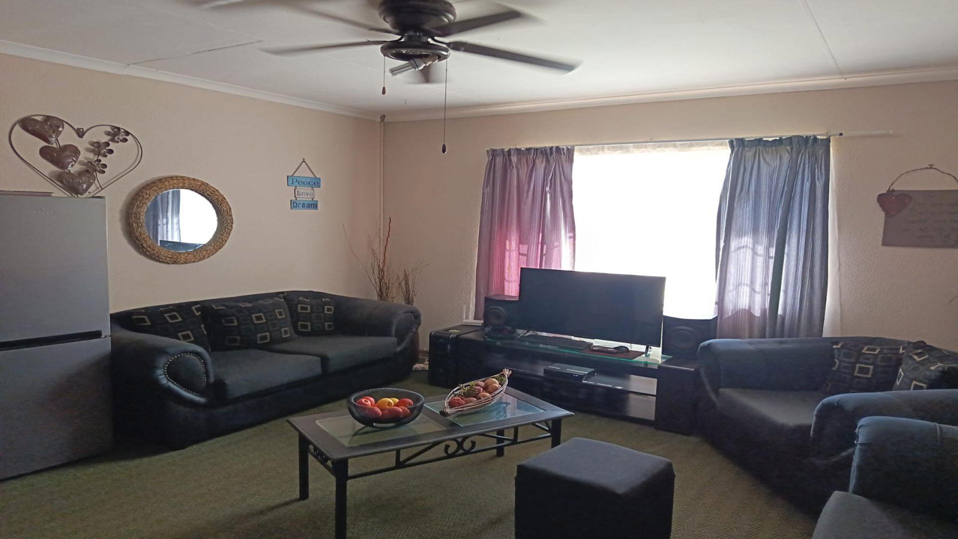 Lounges - 14 square meters of property in Eikepark