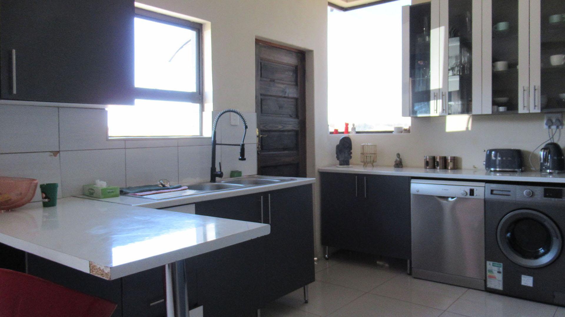 Kitchen - 15 square meters of property in Krugersdorp