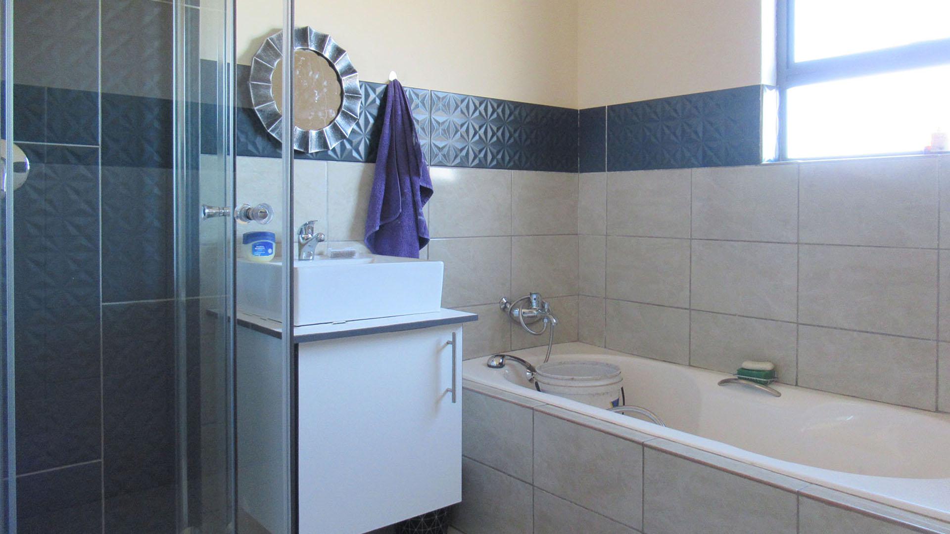 Bathroom 1 - 8 square meters of property in Krugersdorp