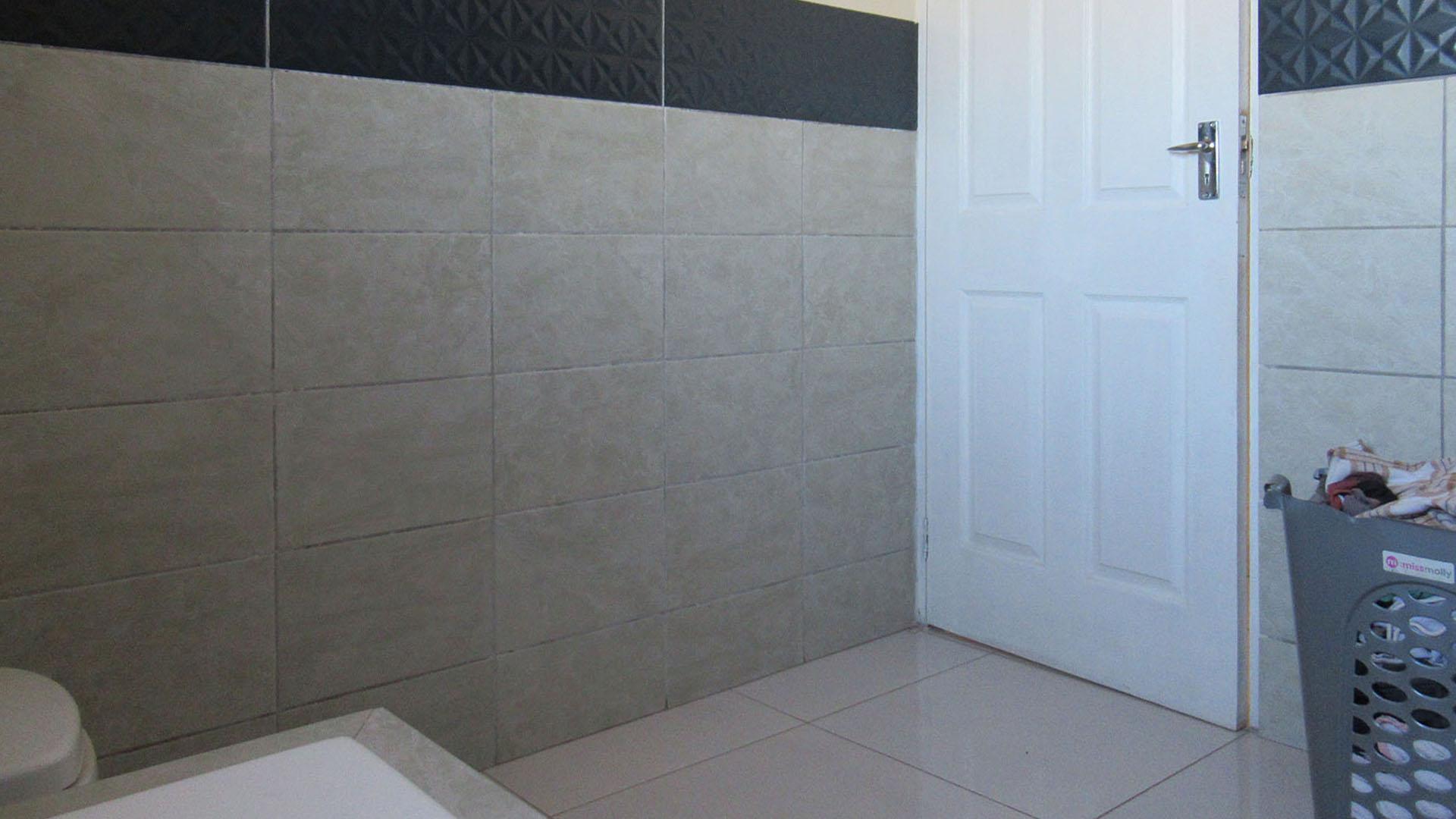 Bathroom 1 - 8 square meters of property in Krugersdorp