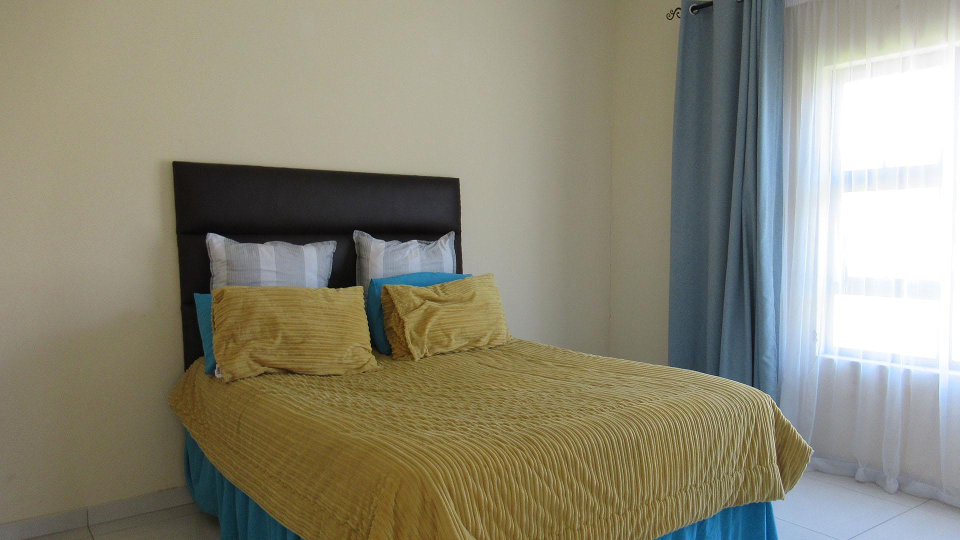Main Bedroom - 21 square meters of property in Krugersdorp