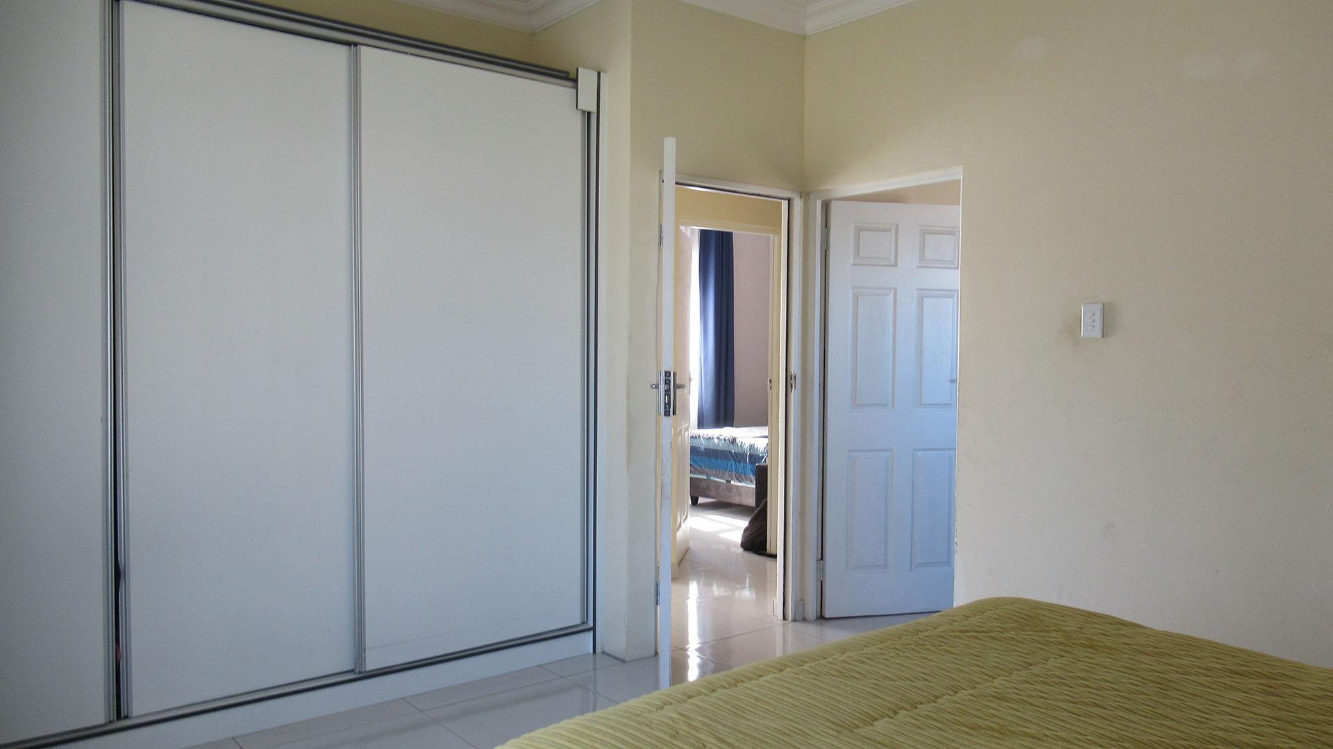 Main Bedroom - 21 square meters of property in Krugersdorp