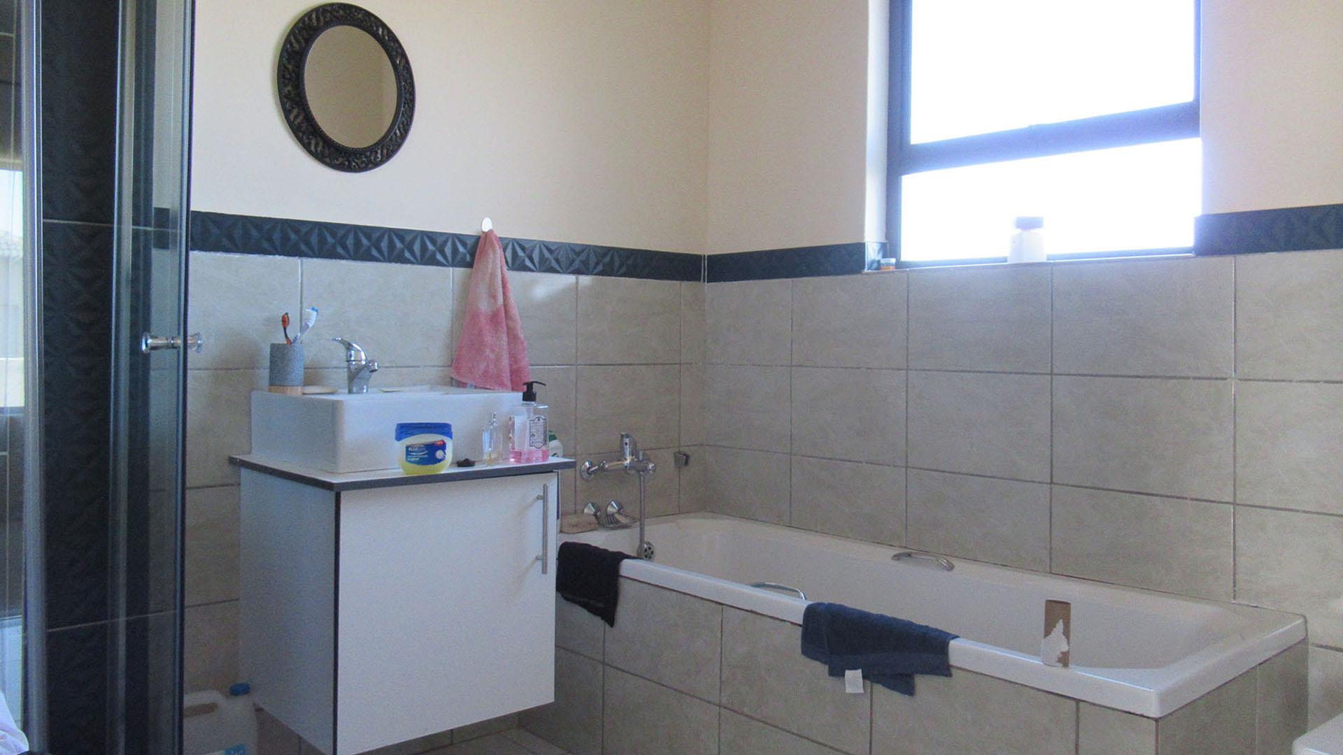 Main Bathroom - 9 square meters of property in Krugersdorp