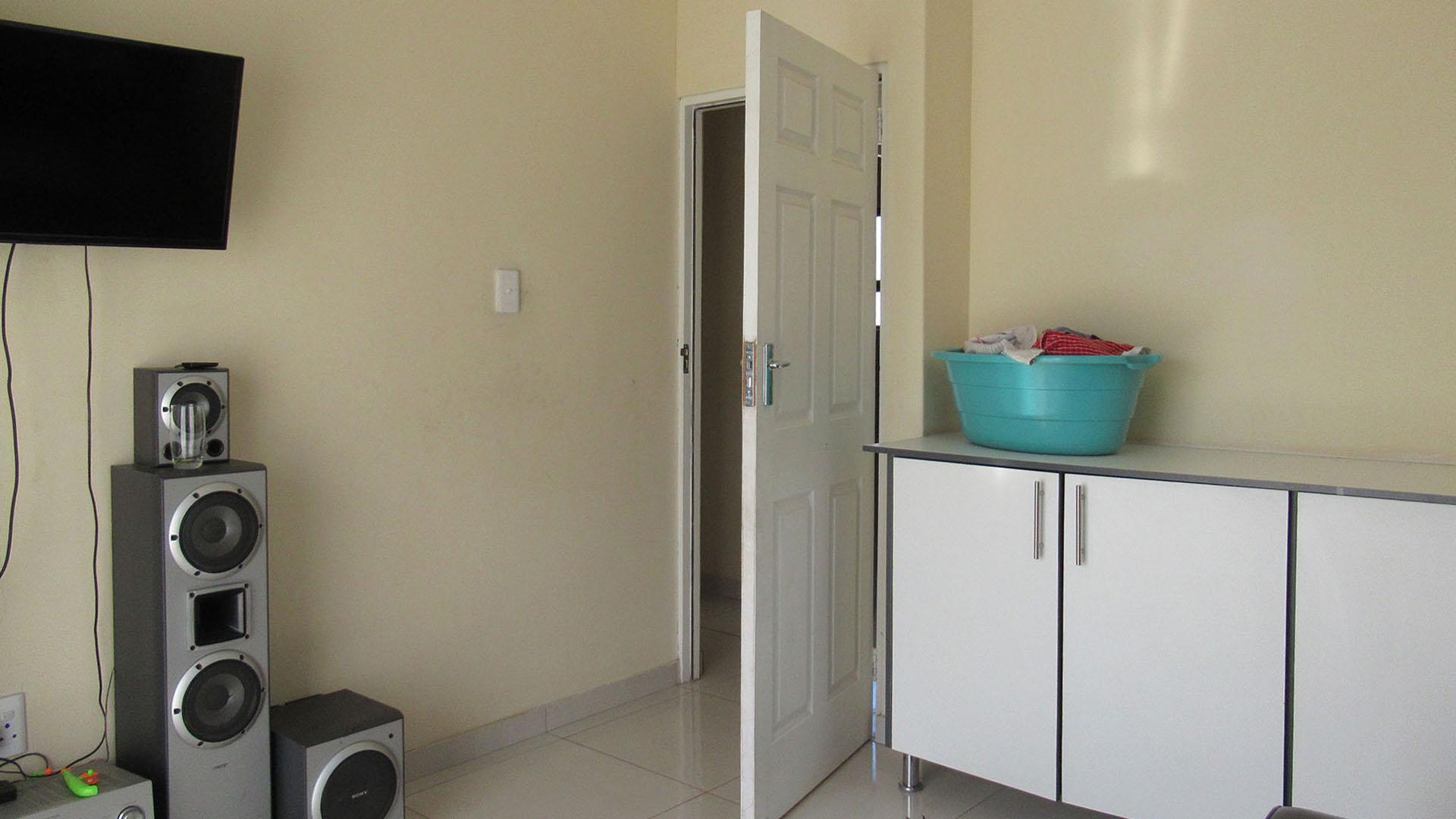 Bed Room 1 - 14 square meters of property in Krugersdorp
