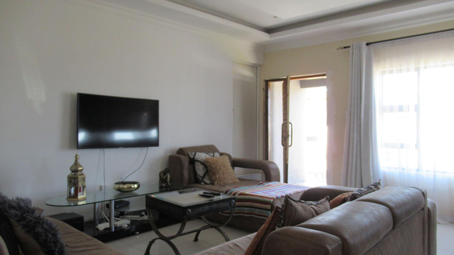 Lounges - 27 square meters of property in Krugersdorp