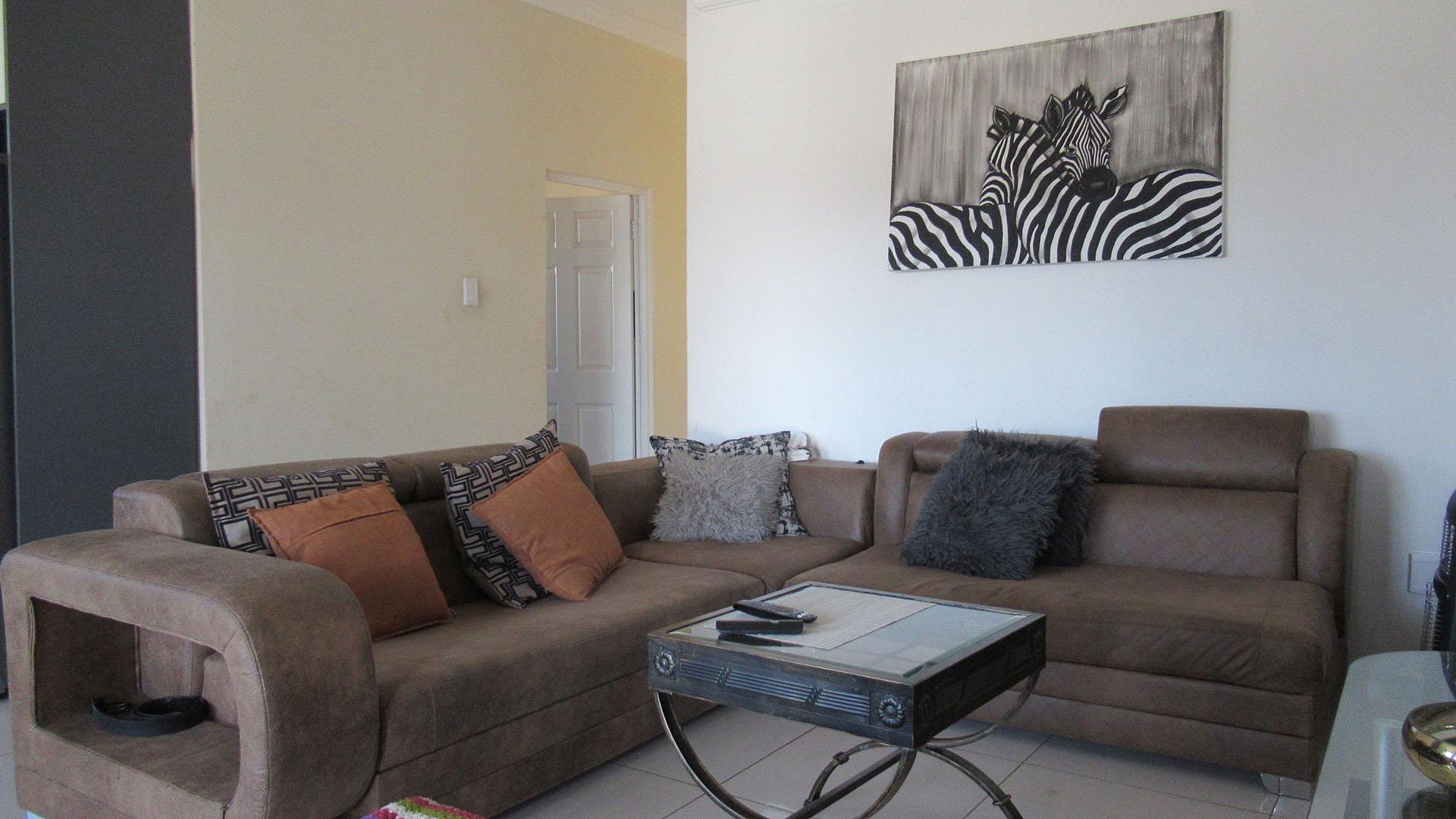 Lounges - 27 square meters of property in Krugersdorp