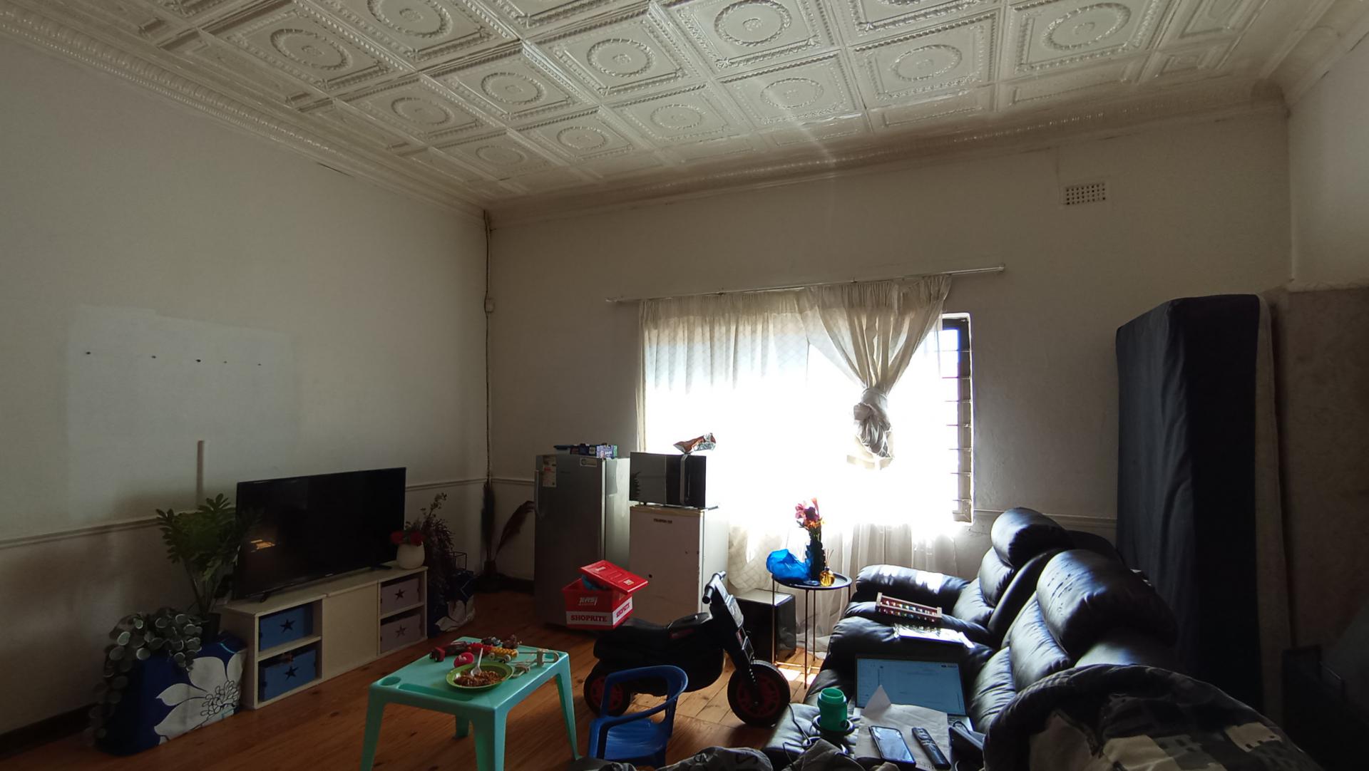 Lounges - 26 square meters of property in Orange Grove