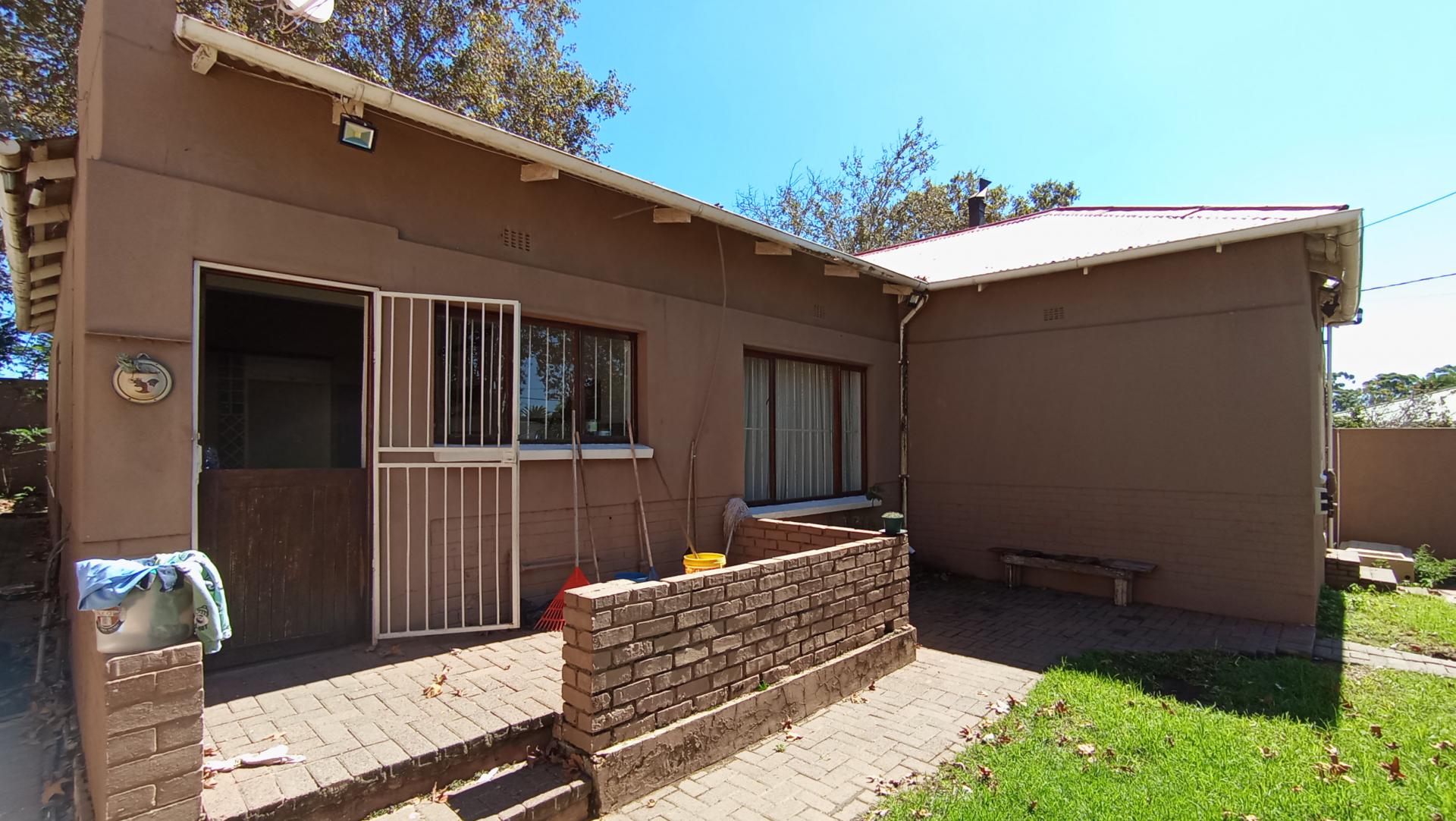 Front View of property in Orange Grove