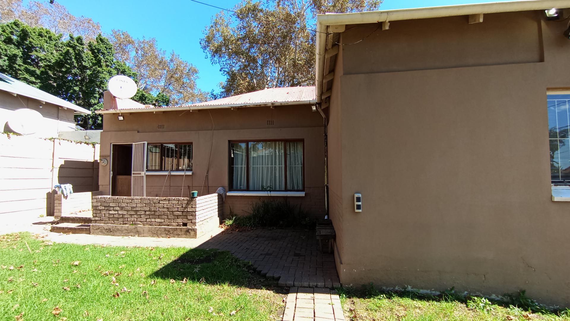 Front View of property in Orange Grove