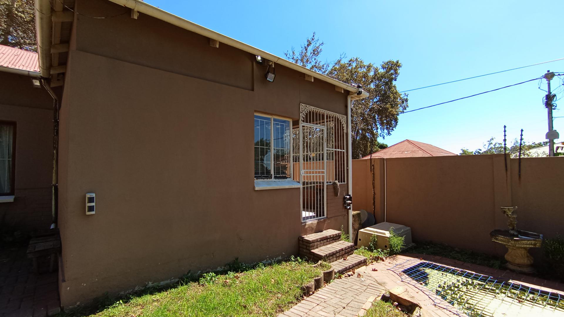 Front View of property in Orange Grove