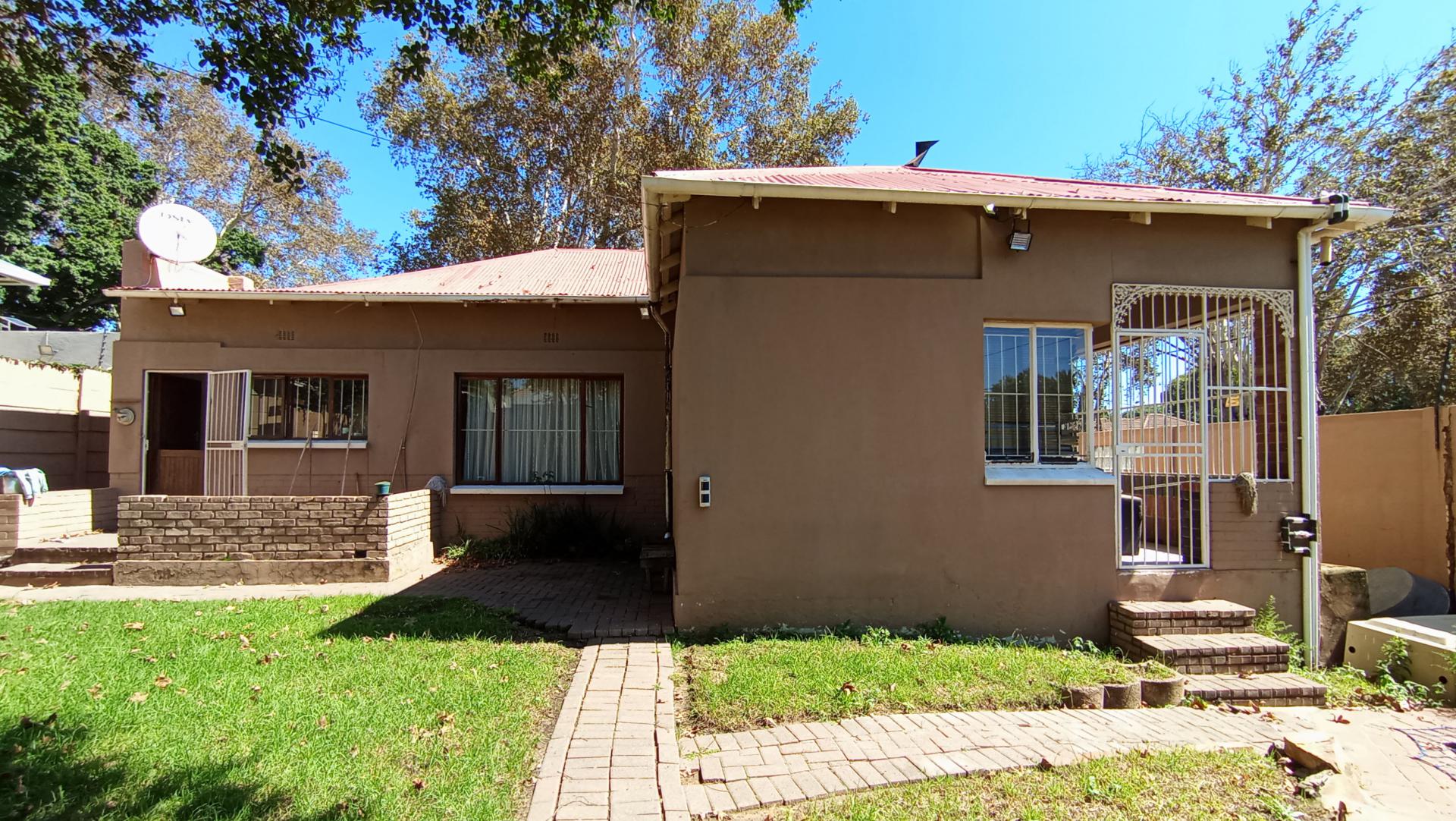 Front View of property in Orange Grove