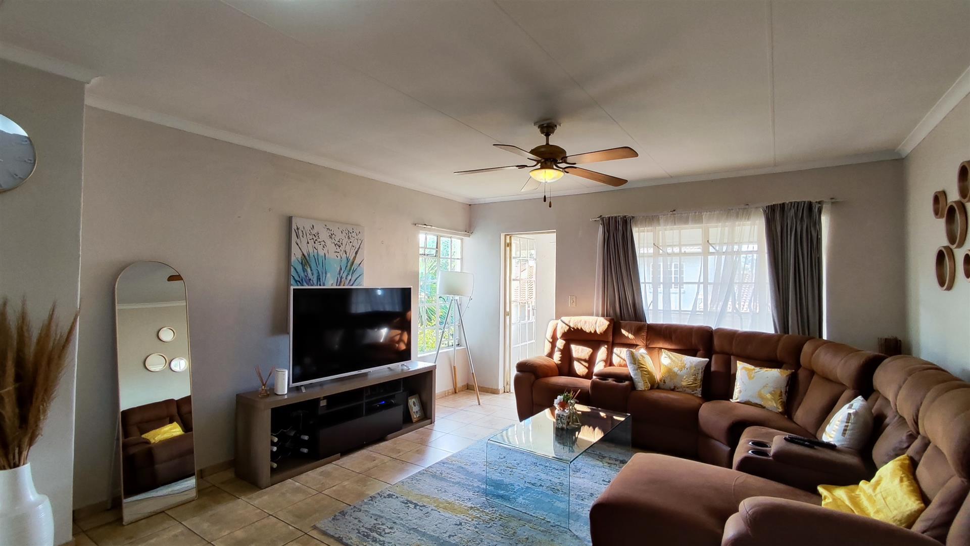 Lounges - 27 square meters of property in Freeway Park