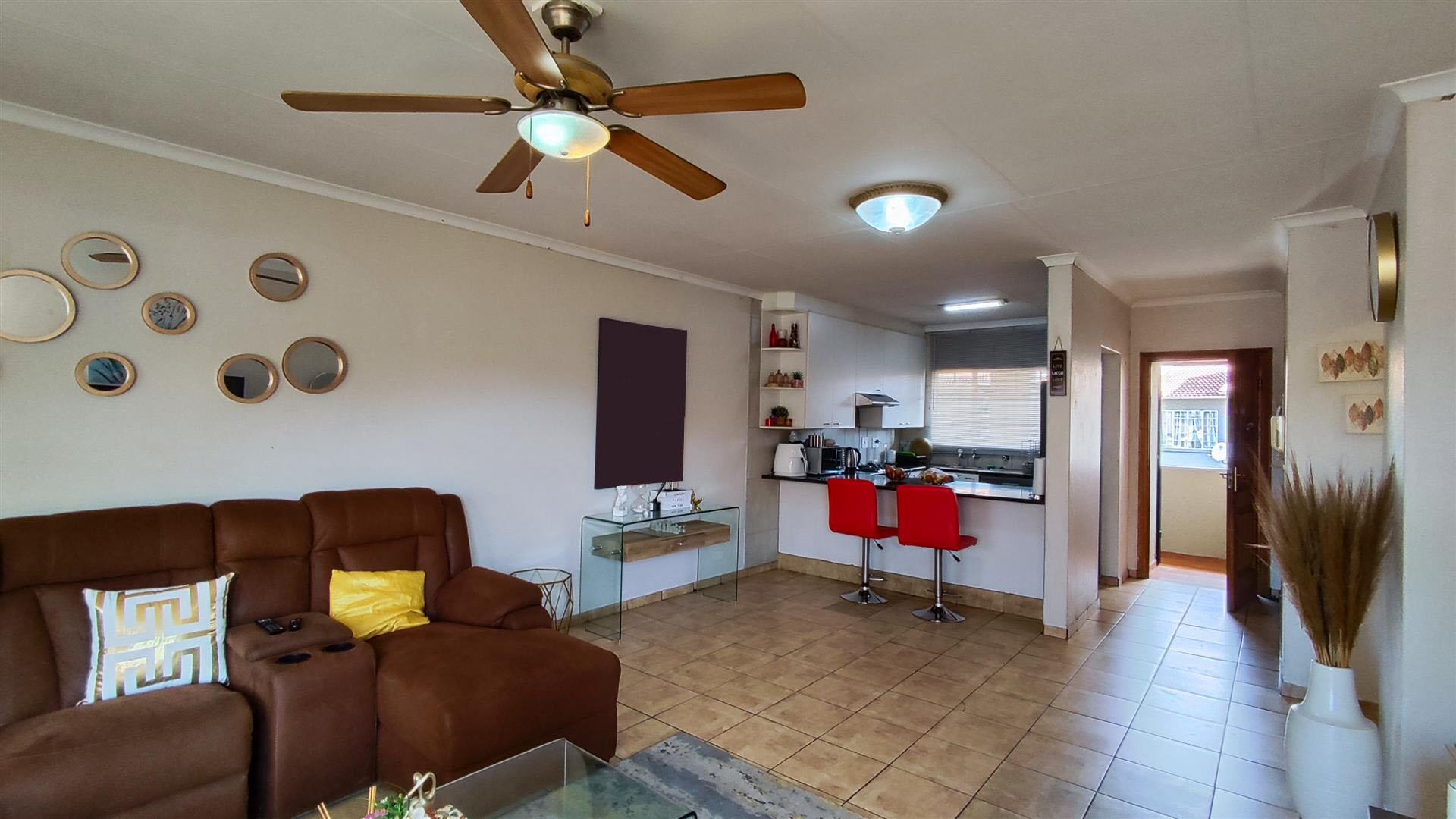 Lounges - 27 square meters of property in Freeway Park