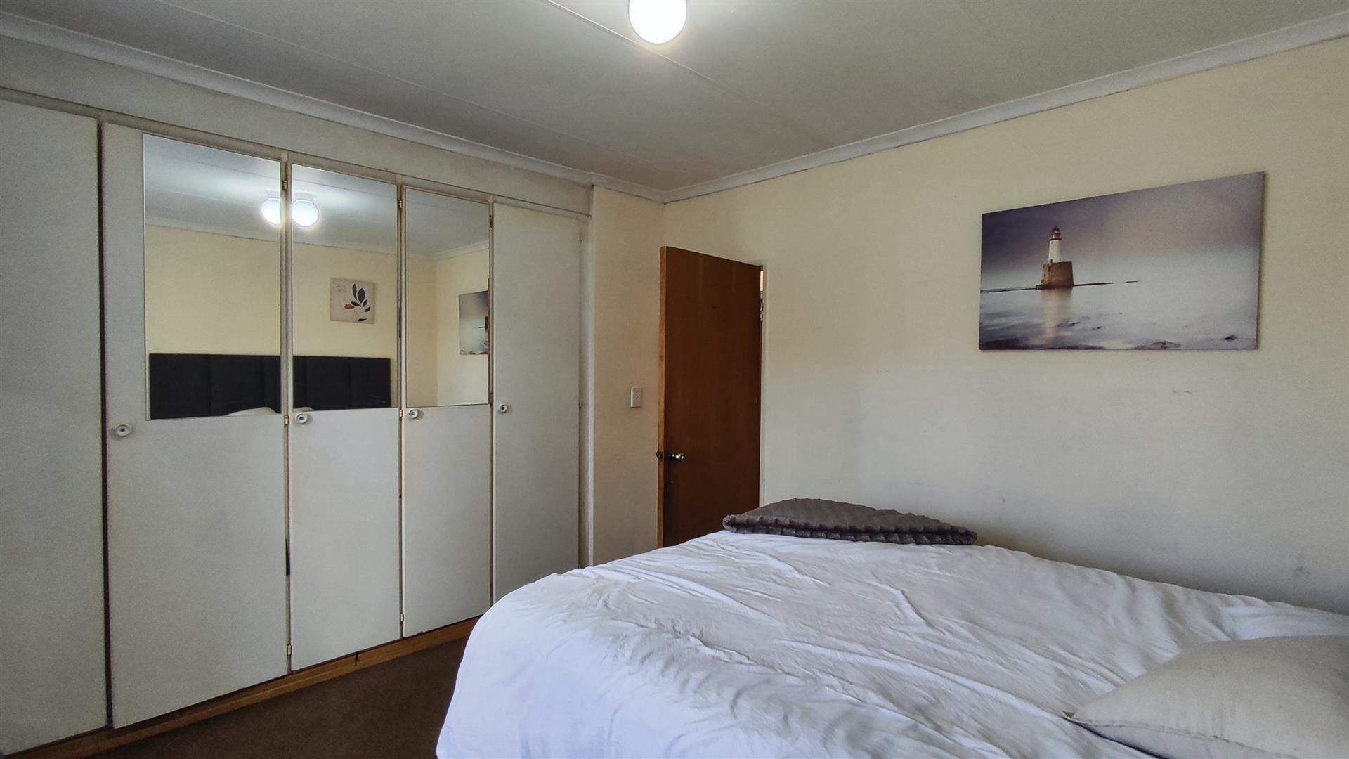 Bed Room 1 - 16 square meters of property in Freeway Park